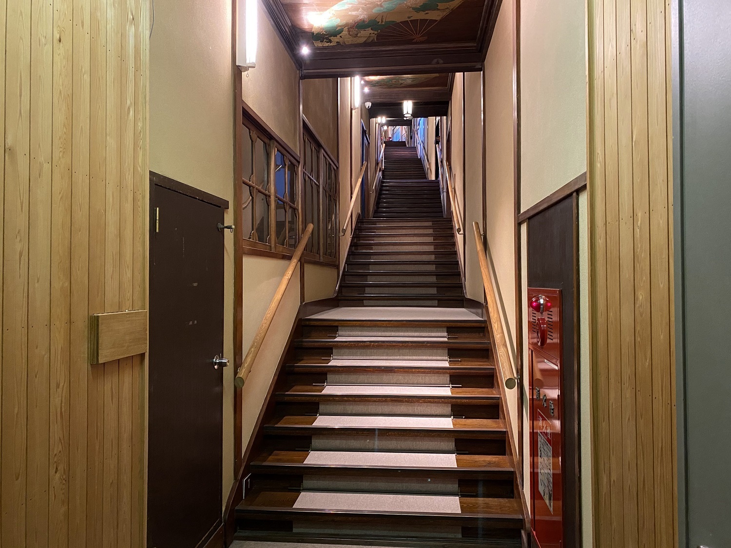 7つの部屋を階段で繋ぐ文化財「百段階段」