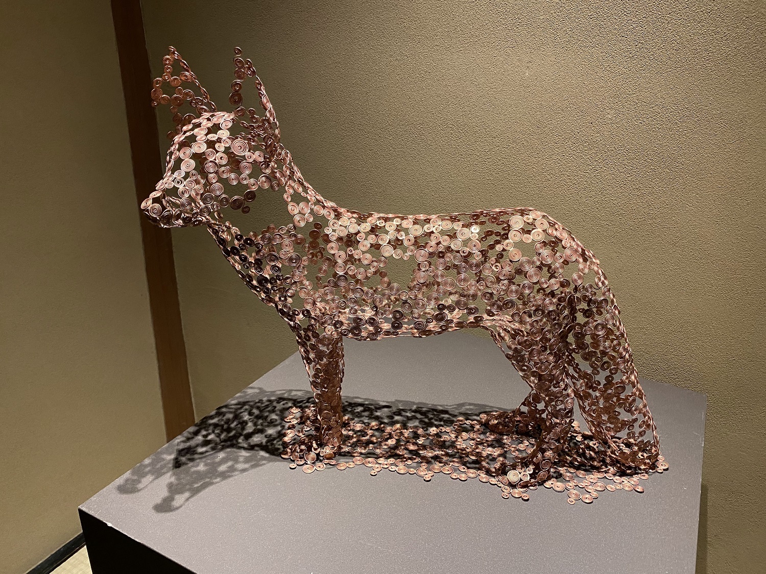 現代美術家／彫刻家・西島雄志さんの作品「白狐」