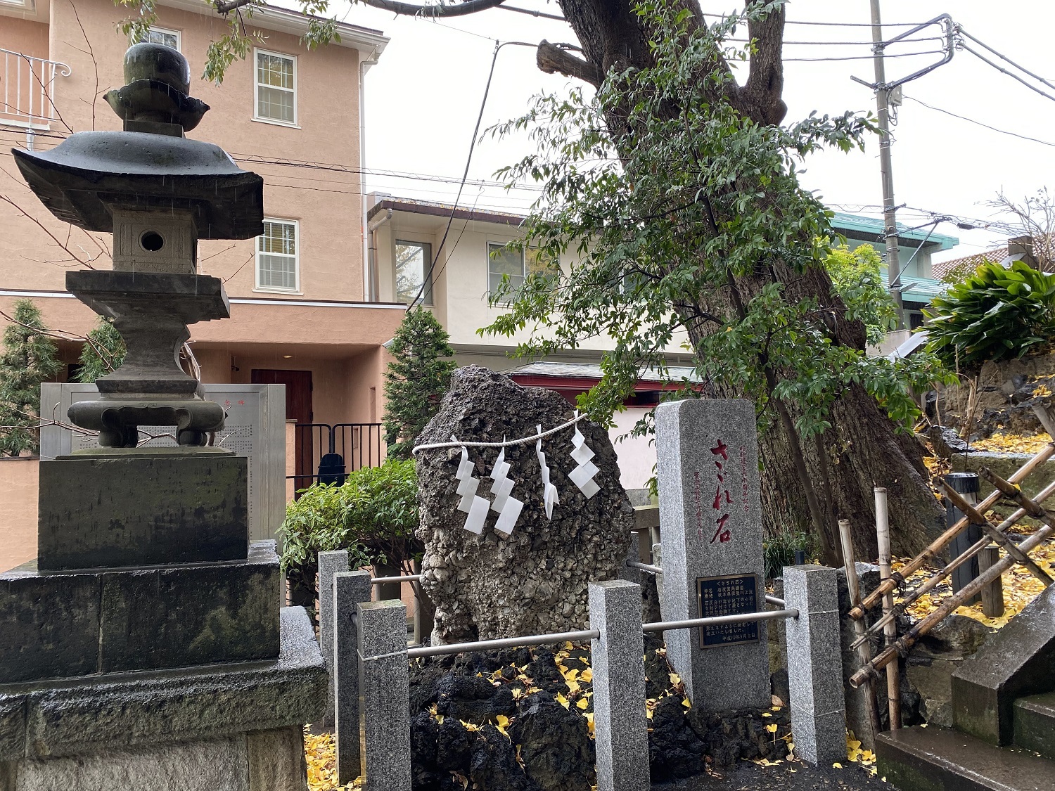 中目黒八幡神社にある「さざれ石」