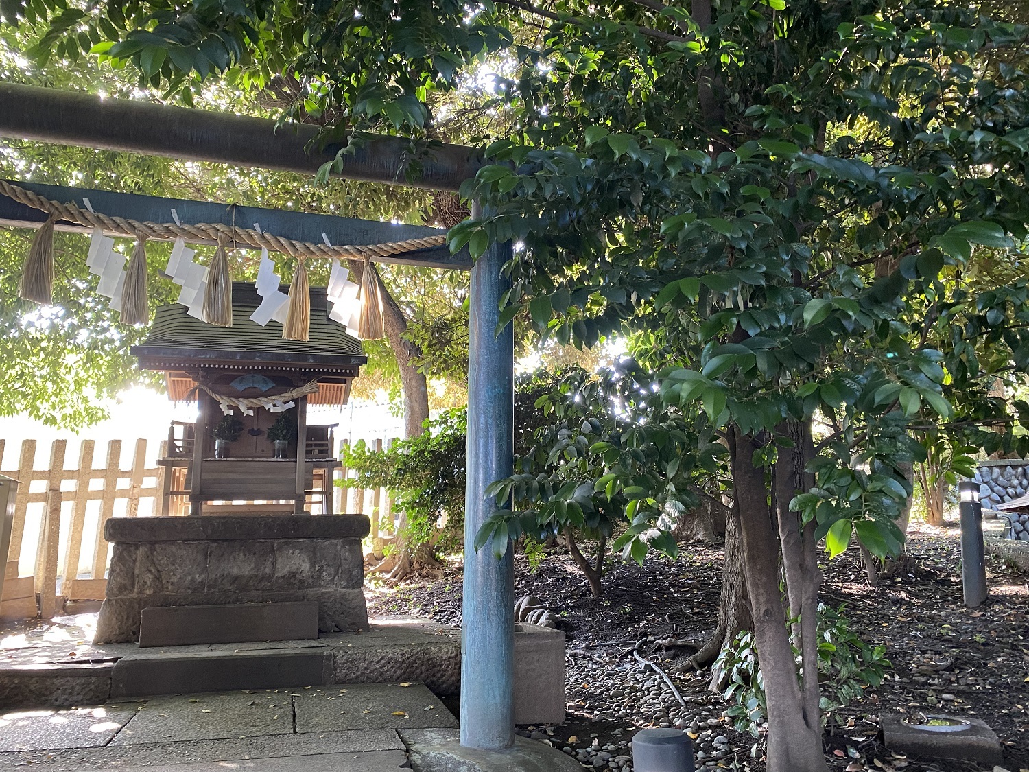 中目黒八幡神社の境内で祀られている「三峯神社」
