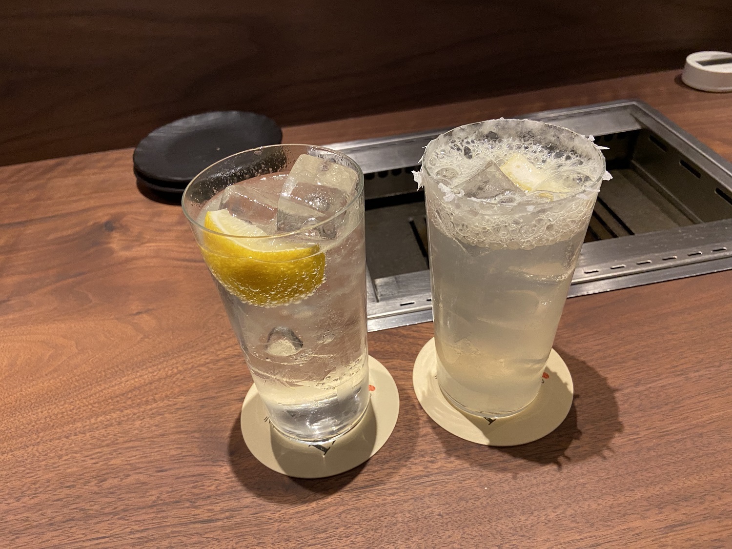 写真向かって左：「ドライジンとフレッシュレモンのサワー」、右：「ホワイトラムと雪塩のレモンサワー」