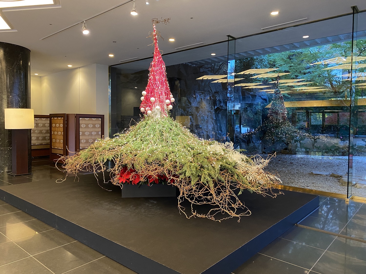 「ホテル雅叙園東京」正面玄関に飾られている2022年クリスマスツリー