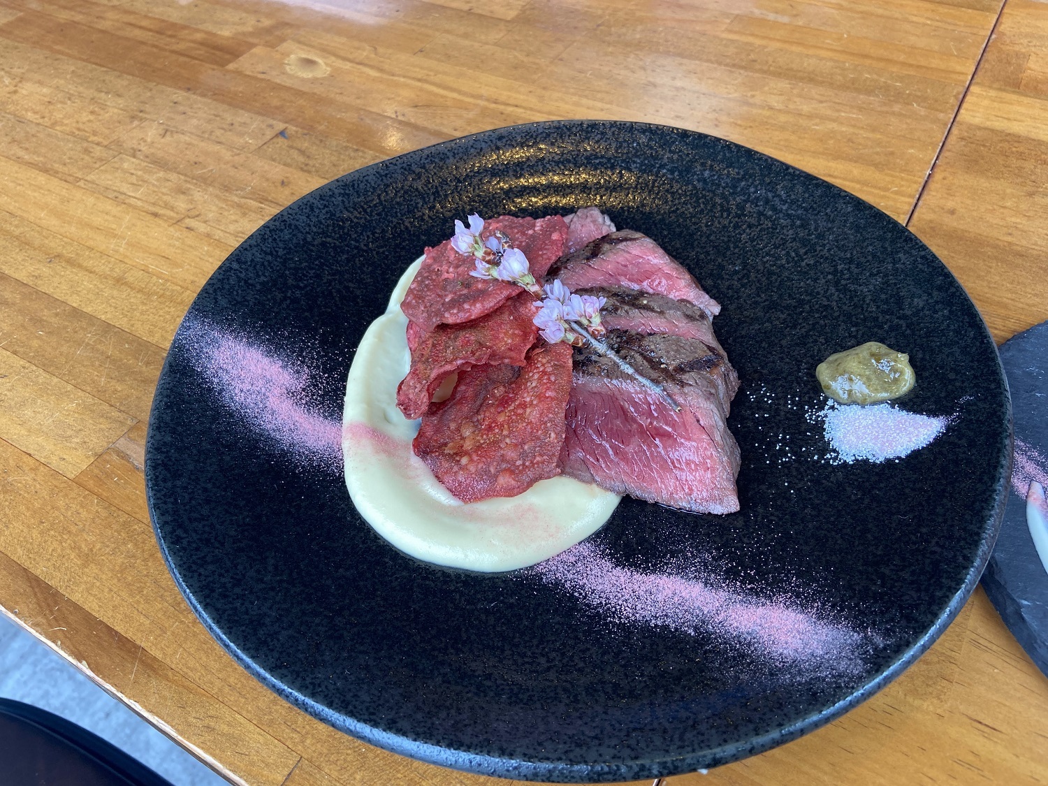 「兵庫県産志方牛 赤身肉のタリアータ　桜塩とリュバーブのジャムを添えて」