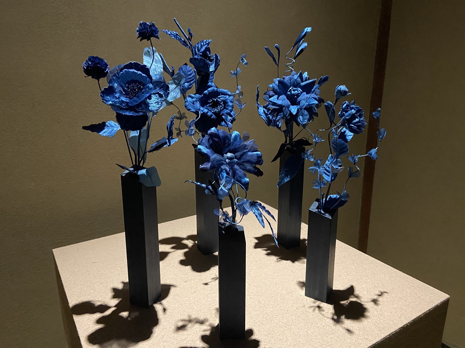 フラワーデザイナー・米川慶子さんが手がけた「藍染花」