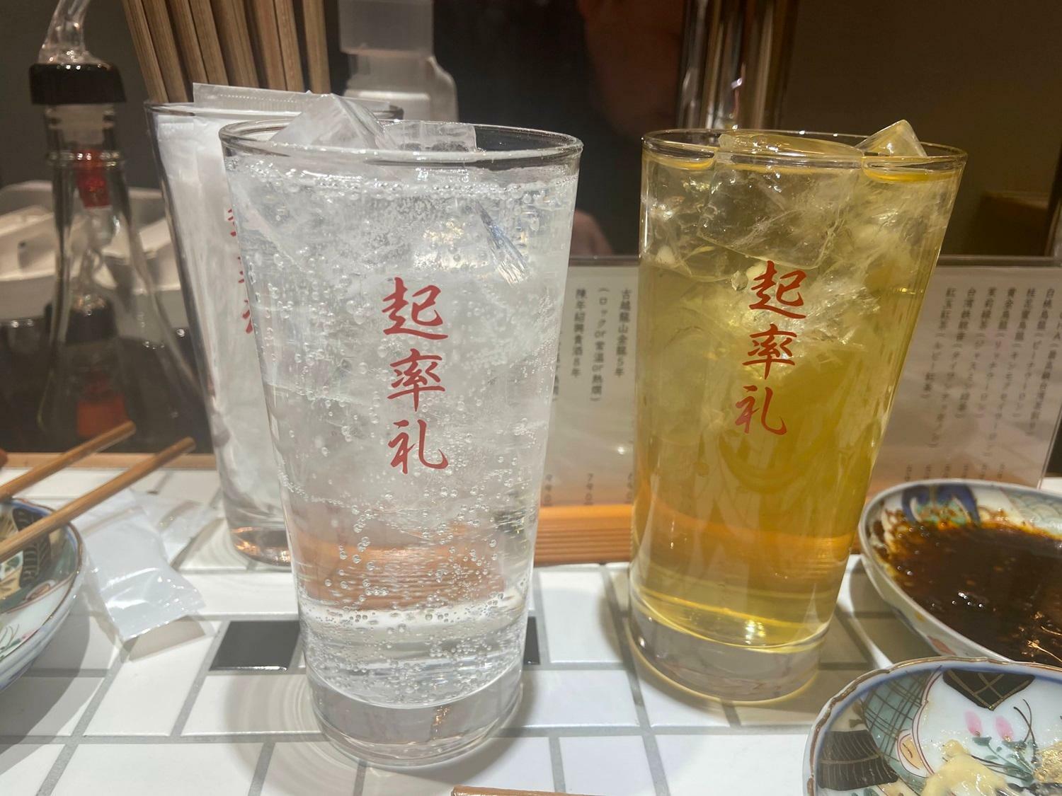 写真向かって左が「白酒ソーダ（パイチュー）」、右が「桂花陳酒割」