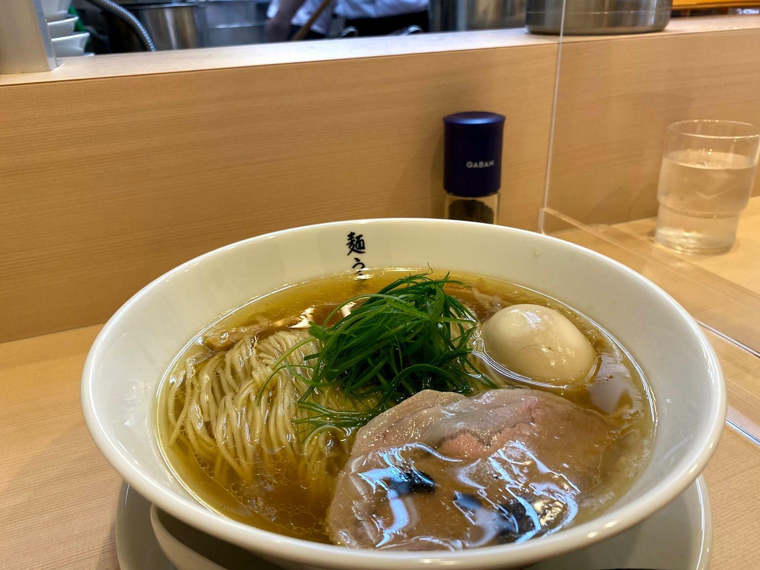 「麺 うらた」の「塩SOBA 玉子入り」（2021年撮影）