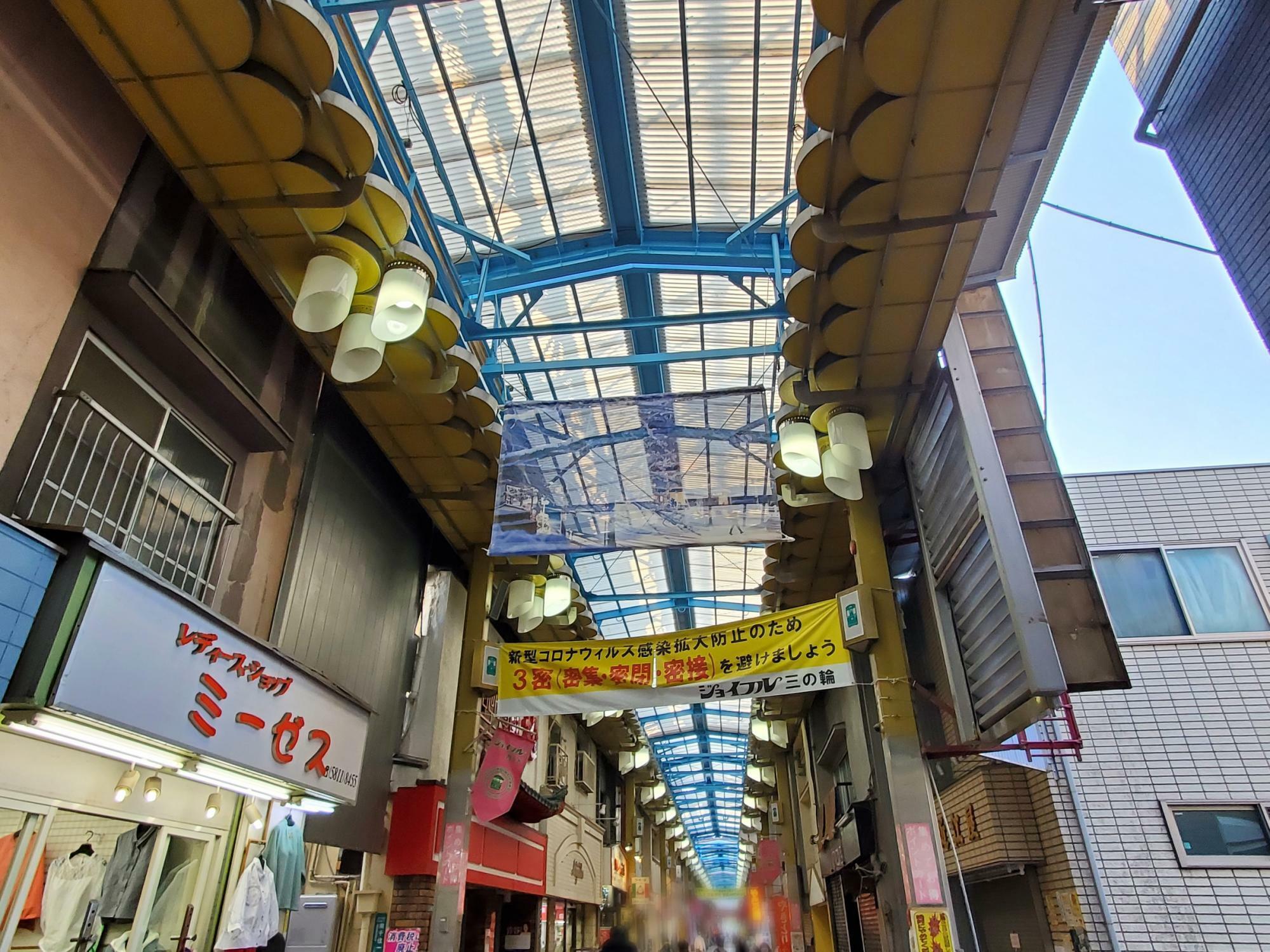 多くの看板建築が残る昭和レトロなジョイフル三の輪商店街