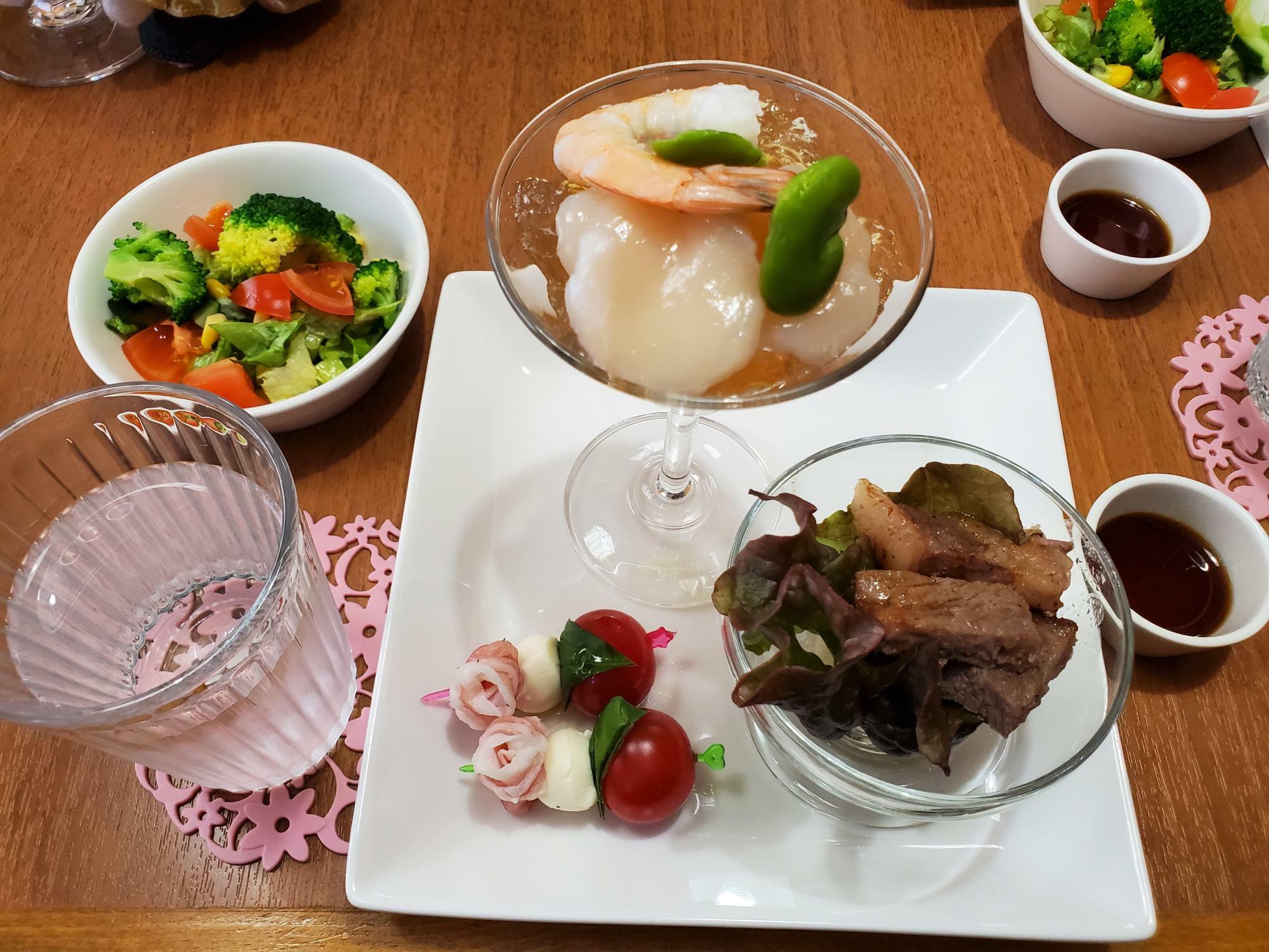 前菜（ホタテ、海老、えんどう豆ｗithコンソメゼリー）・ステーキ・モッツァレラチーズと生ハム・サラダ