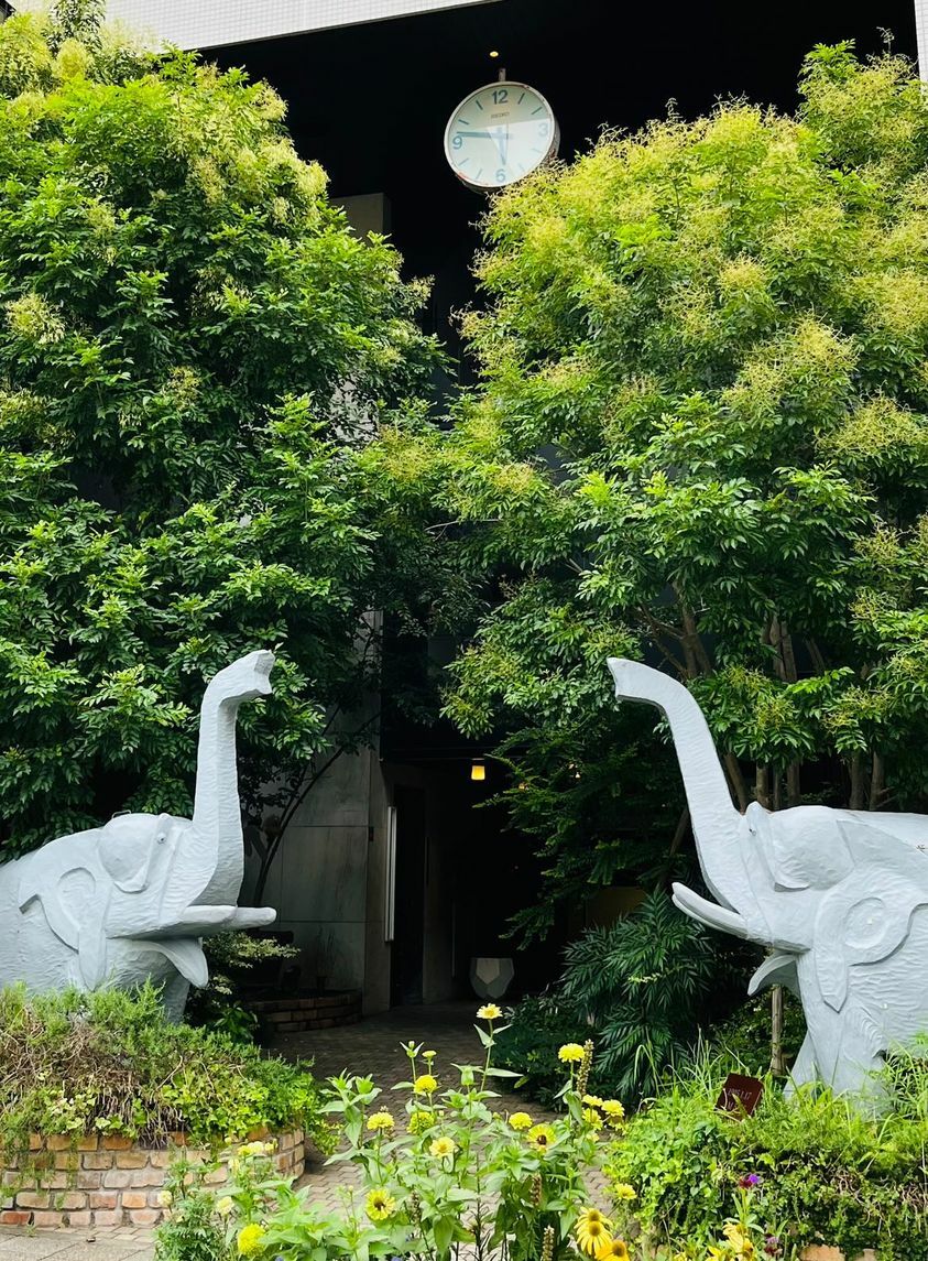 2匹の象がお出迎え。入口に設置された時計は、阪神淡路大震災 発生時刻の5時46分で止まっている。神戸を象徴するビル。