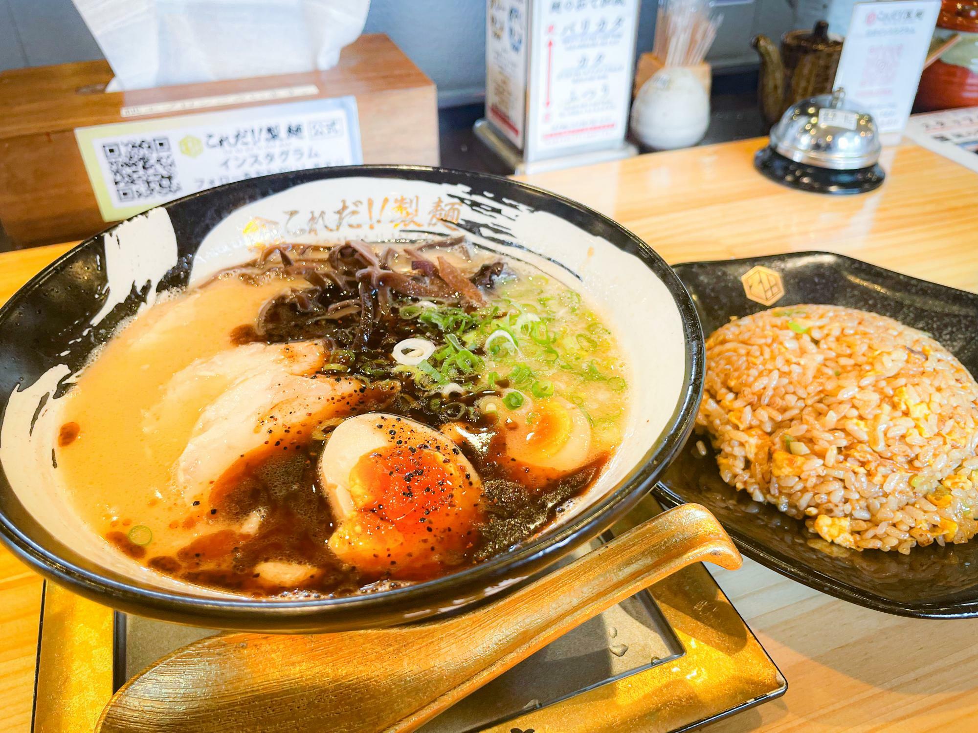 黒博多とんこつラーメンの全部乗せ・ブラックチャーハンの半チャン