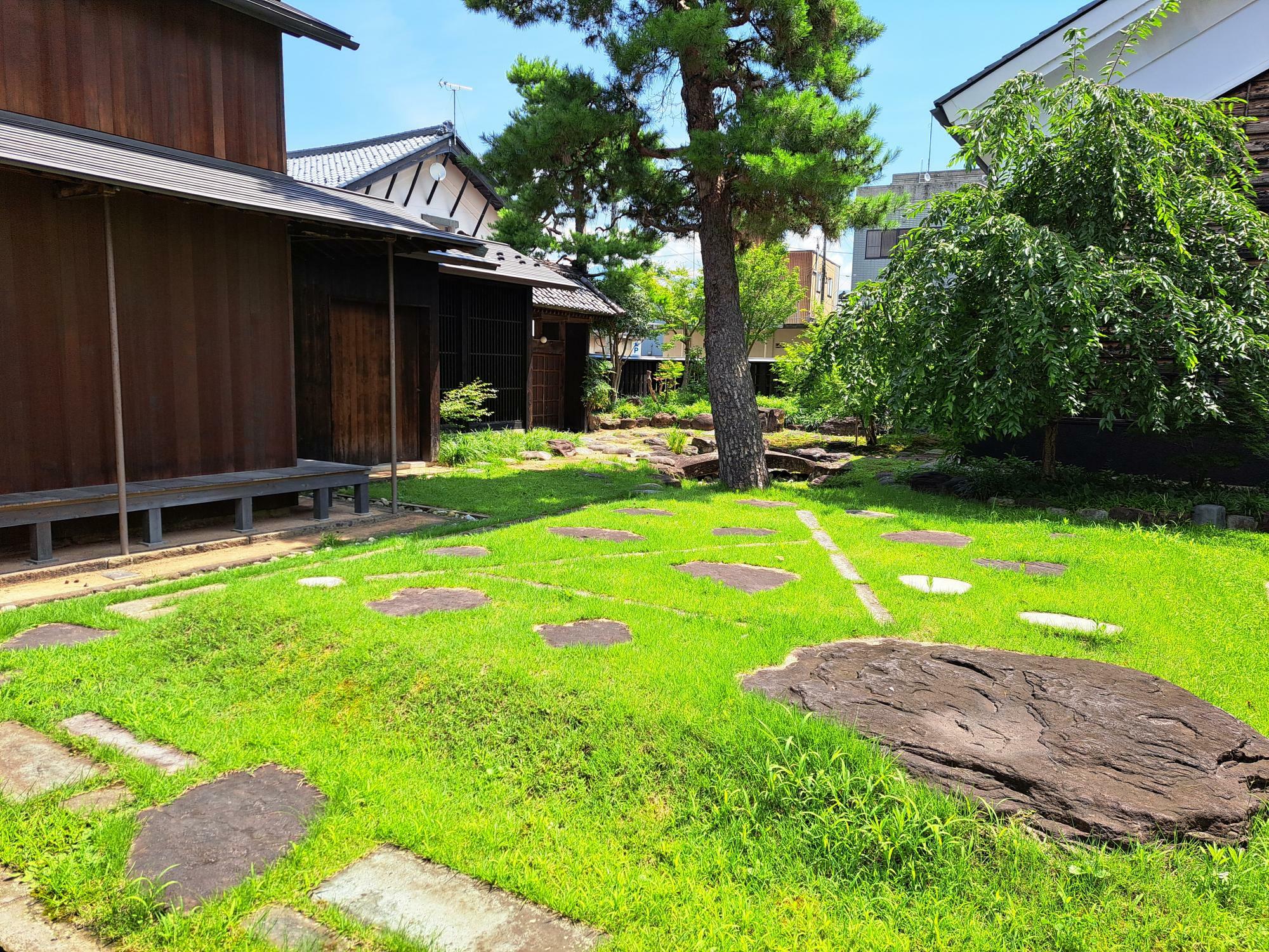 天気のよい日は、庭園で遊ぶ子供もいらっしゃるとか