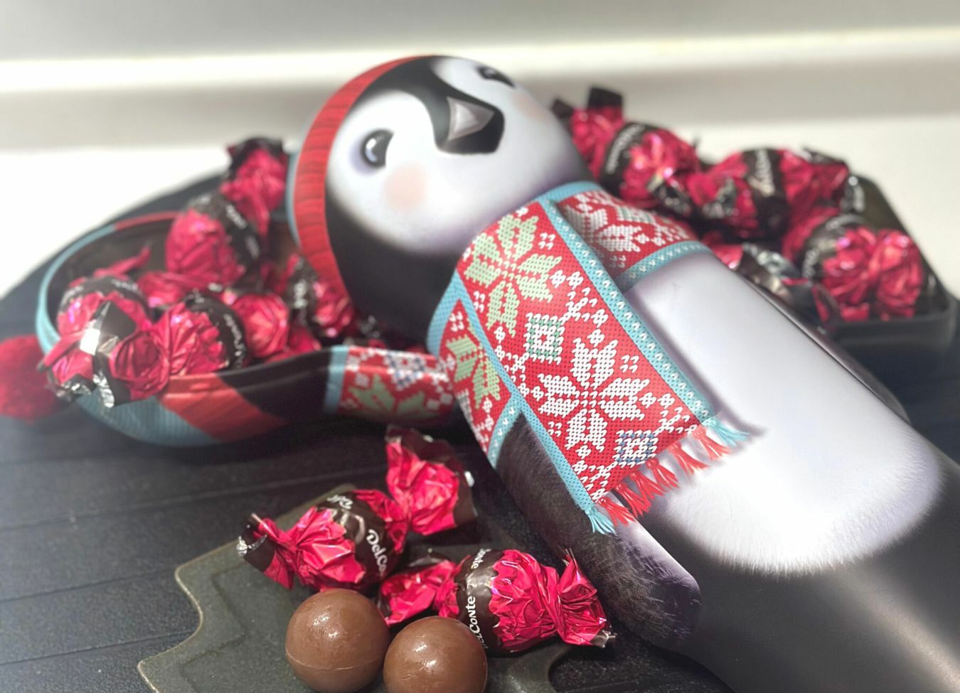 夢のチョコレートのベッドで眠るペンギン
