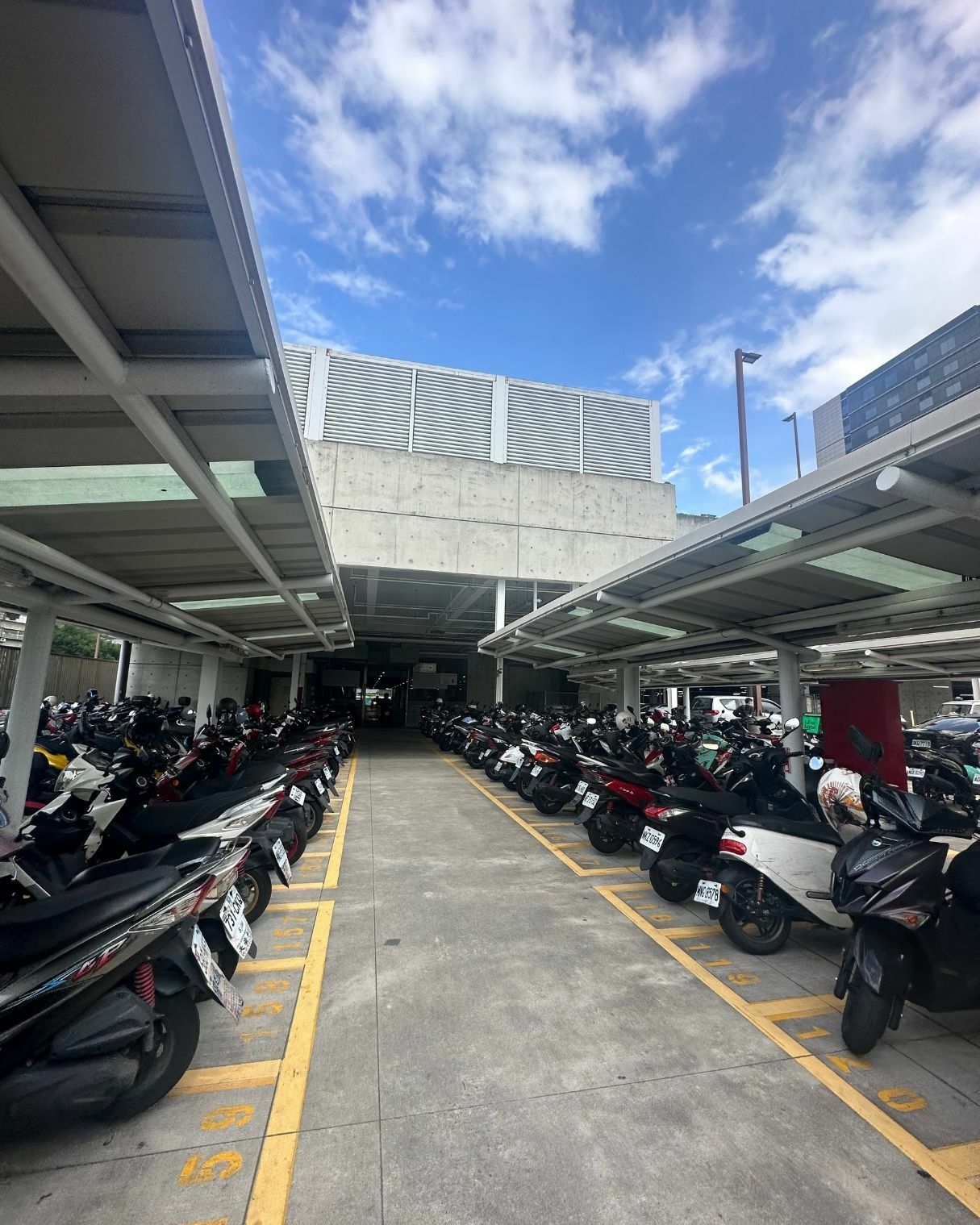 台湾のコストコはバイク用の駐輪場がとても広い