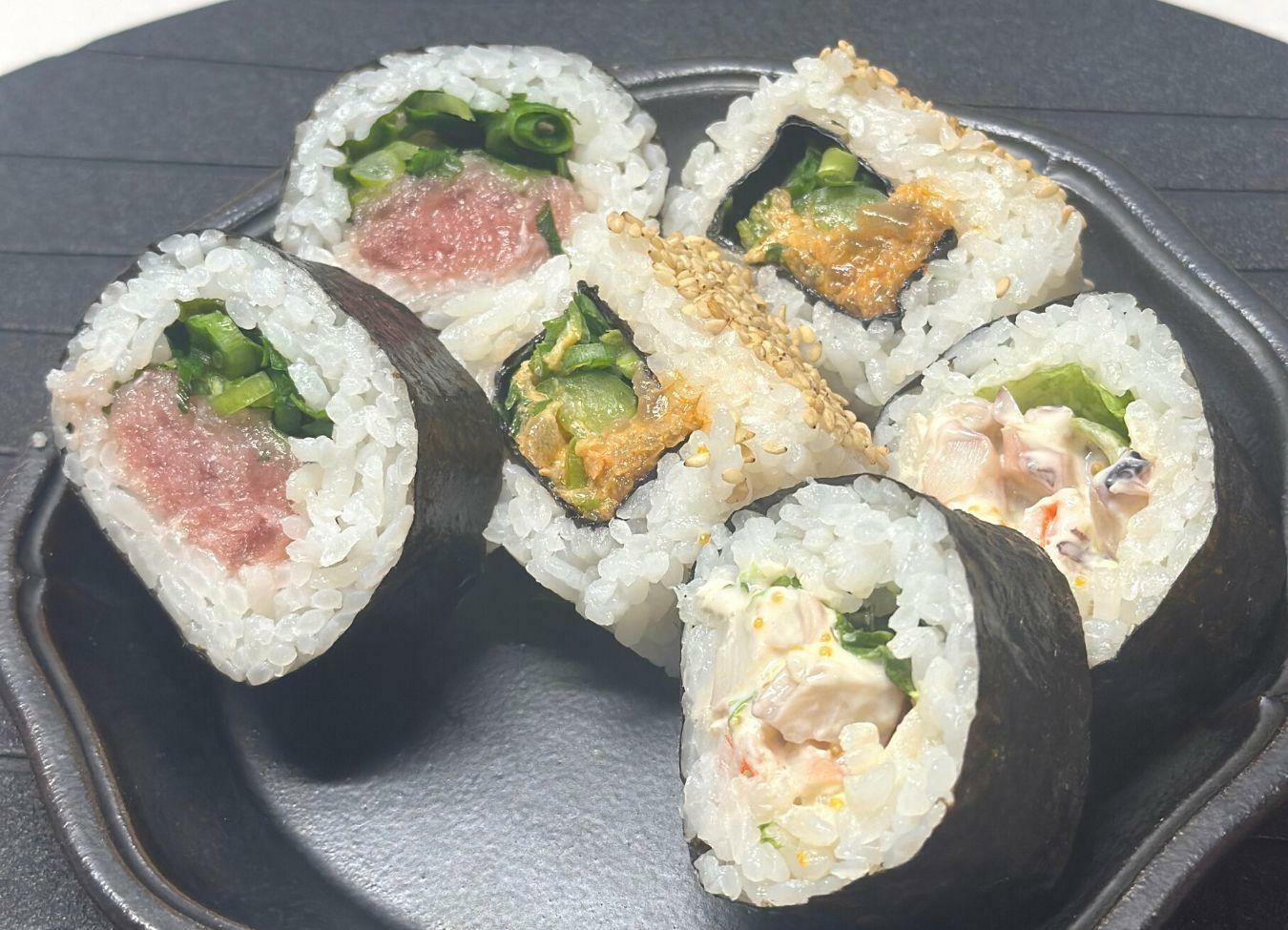 【コストコ】バラエティロール寿司はネギトロ巻と、海鮮サラダ、スパイシーツナ