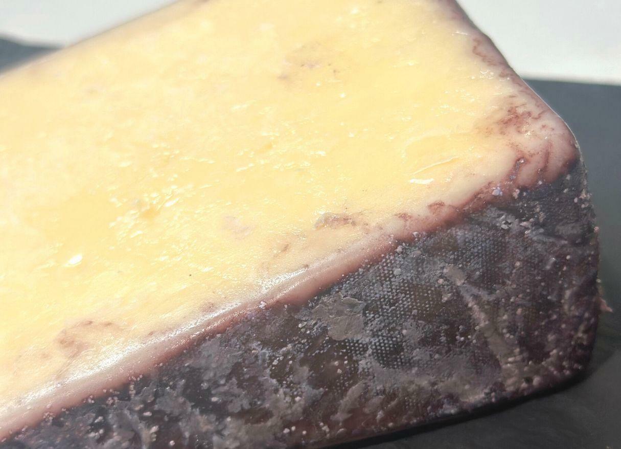 カベルネソーヴィニヨンに漬けたチーズは表面が特徴的