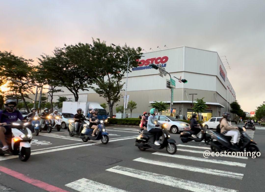 一斉に進みだすバイクの大群