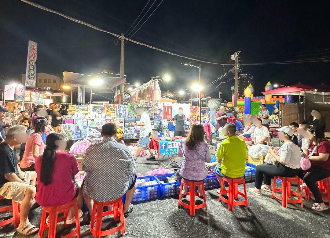 夜市でオークションが始まりました