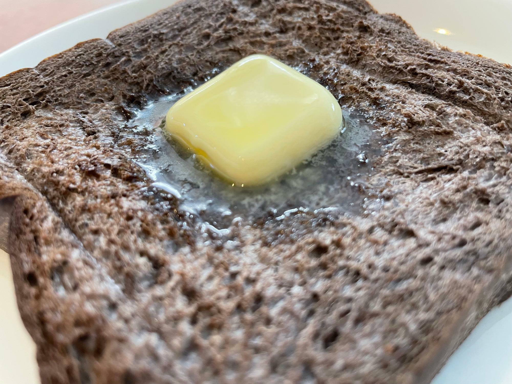 チョコレート味の食パンをトースト