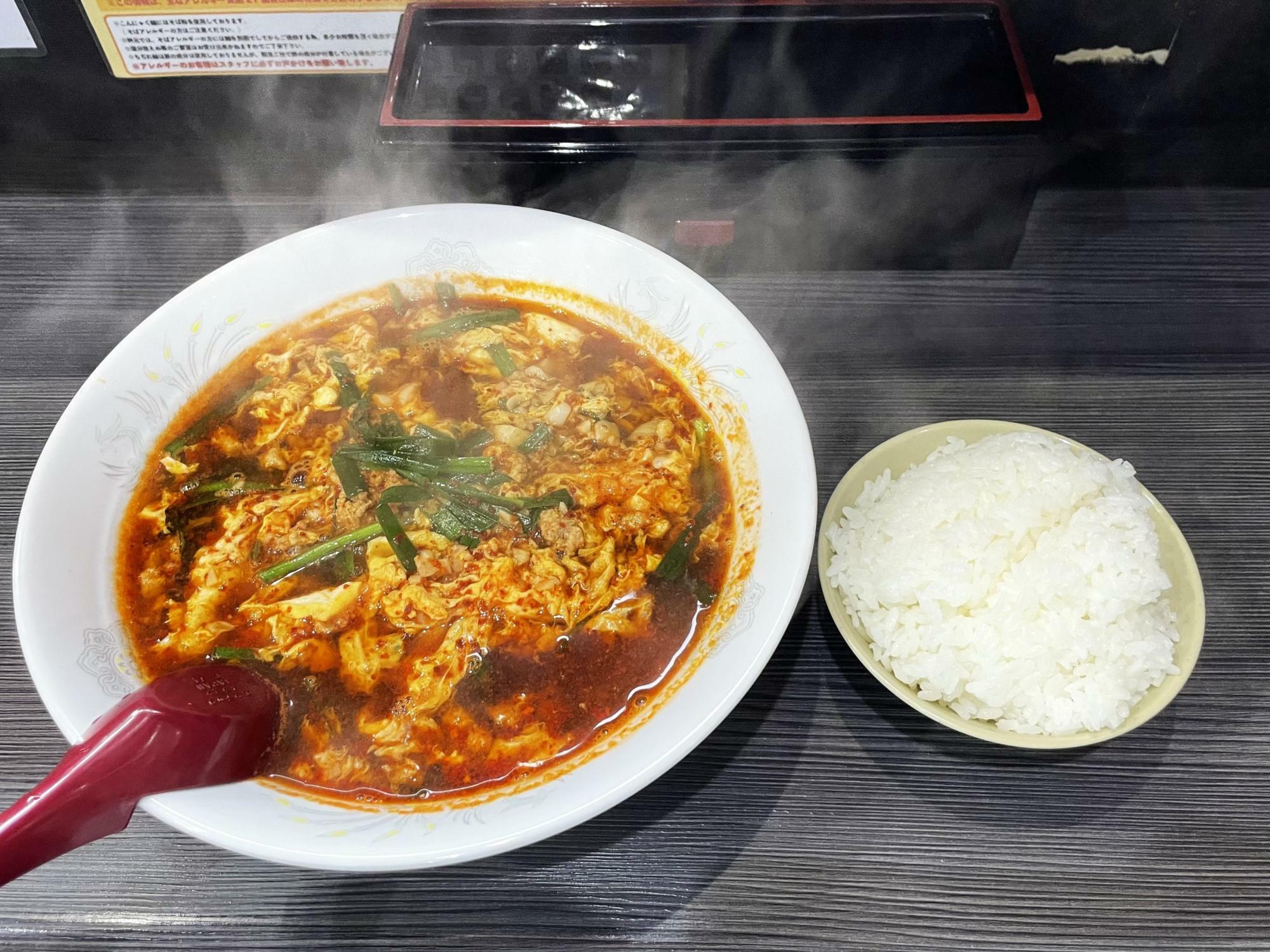 元祖辛麺レギュラーサイズ（５辛）930円＋ごはん（中）150円