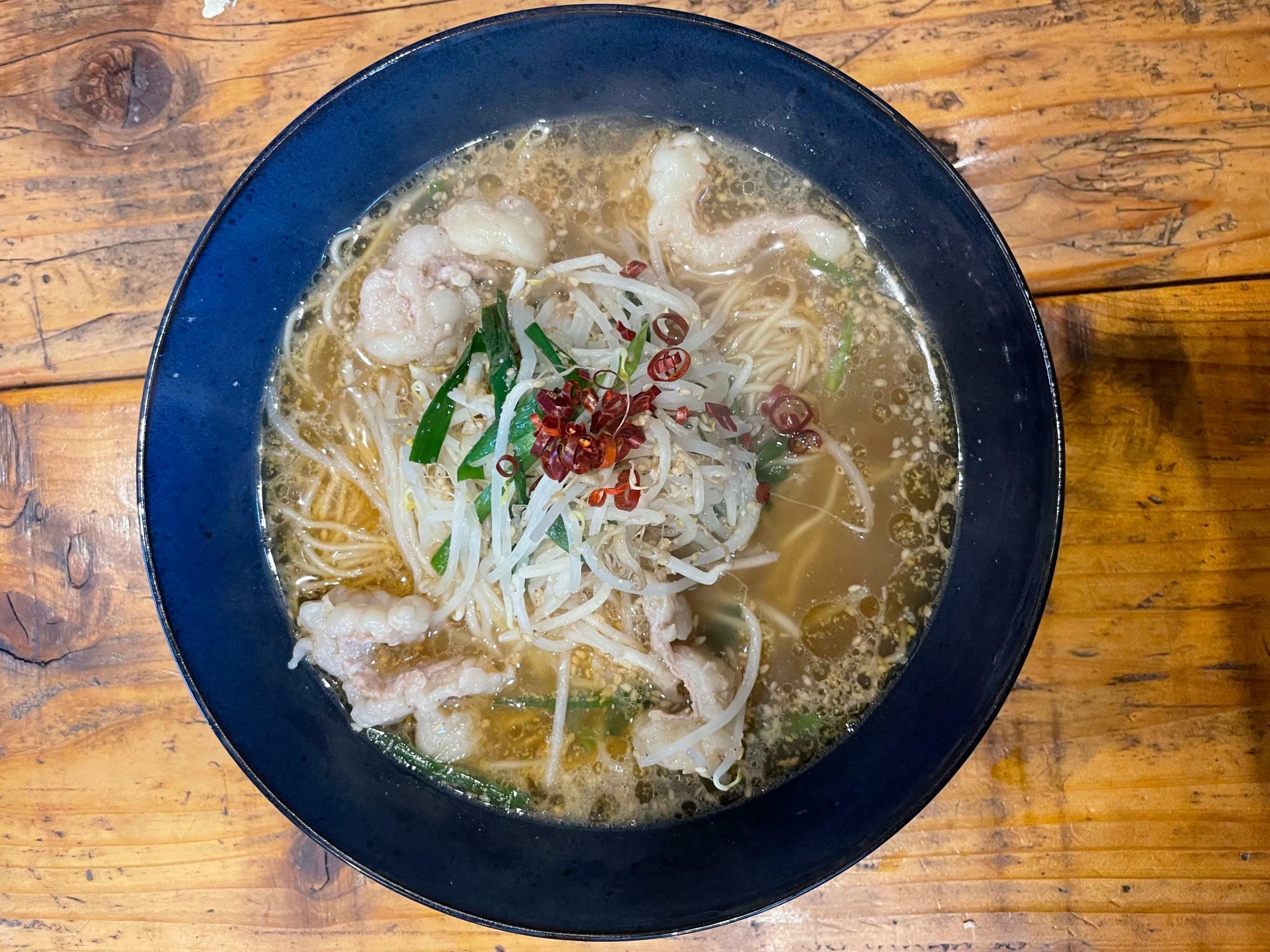 その時のラーメン（ホルモンラーメン）　　＊写真提供：麺喰汁飲