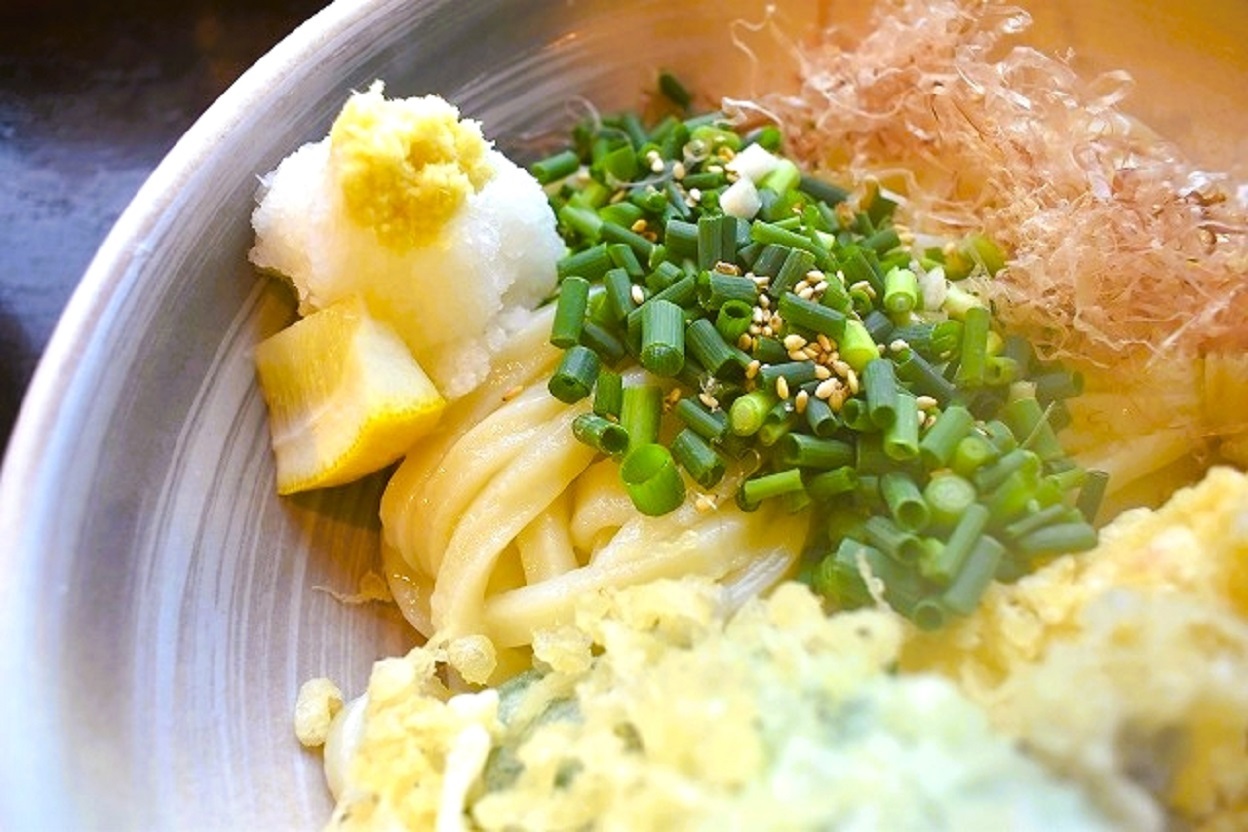 天ぷらと薬味の陰からやっと顔を出す麺