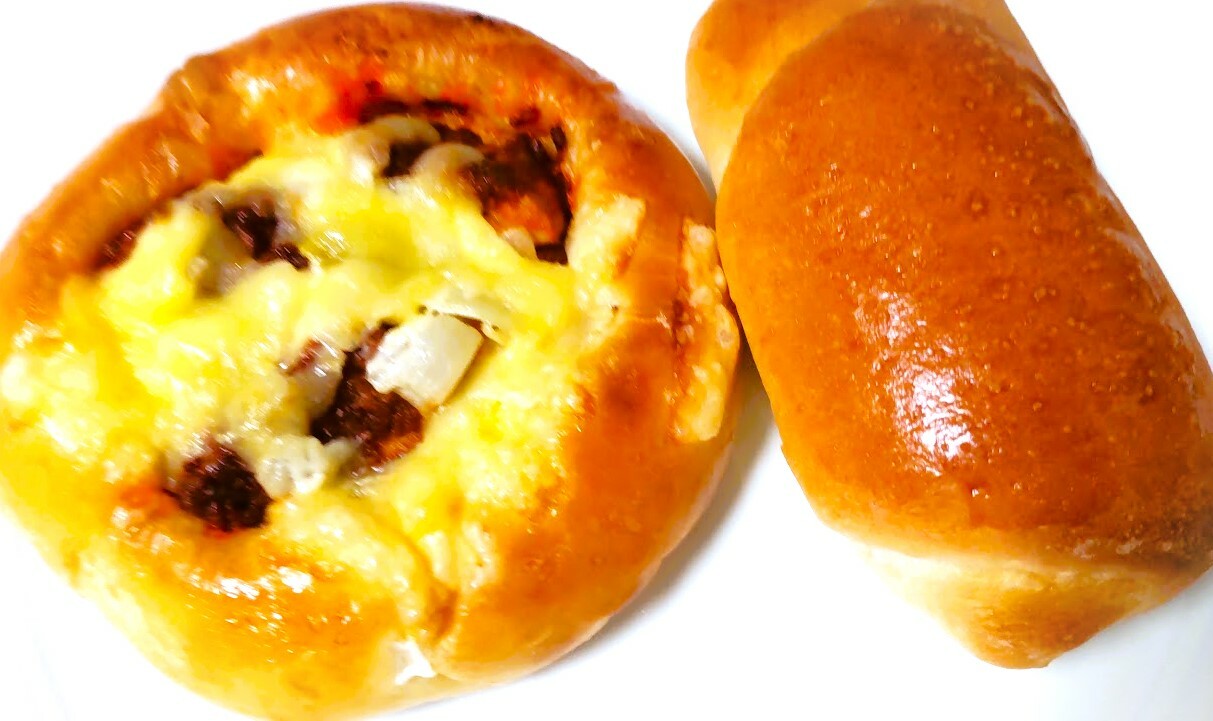 タンドリーチキン（左）と塩バターパン（右）