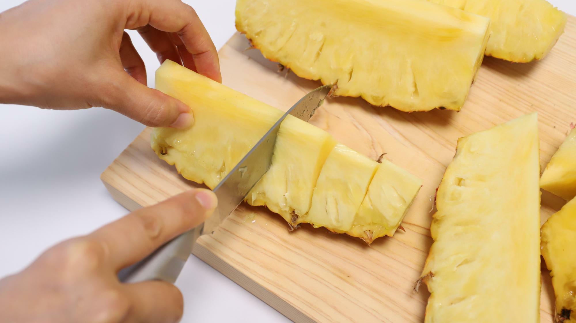 台湾パイナップルの切り方