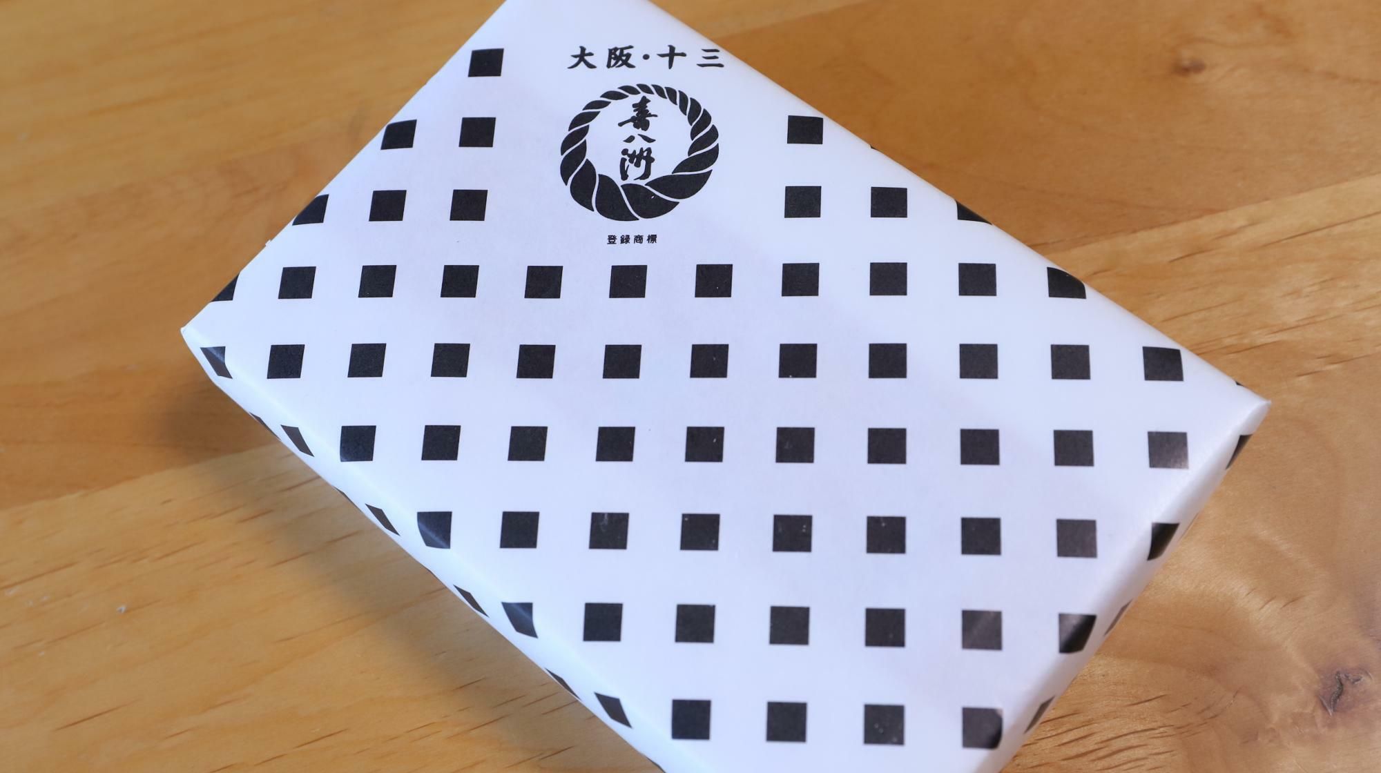 シンプルな包装紙に包まれた大阪喜八洲のみたらし団子