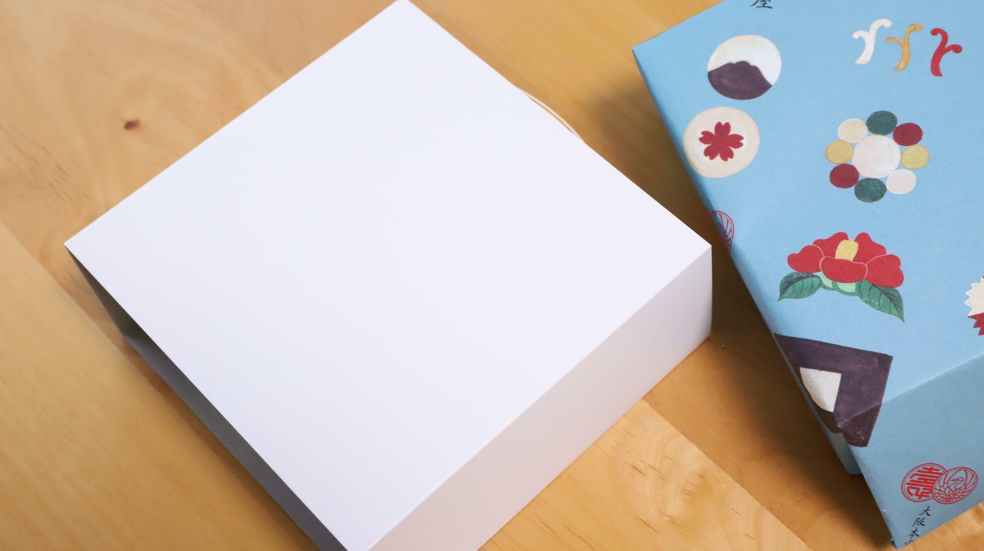 一見白いシンプルな箱に見える、大阪本家駿河屋の干支饅頭