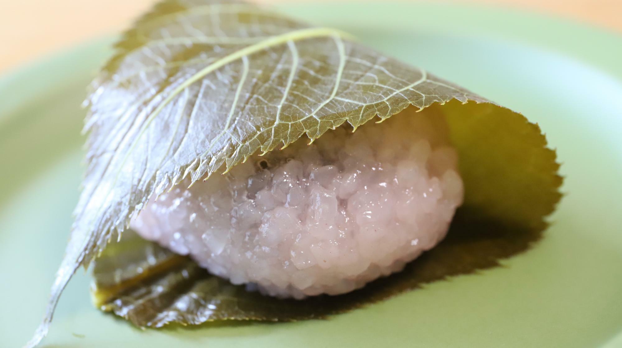 ぷちぷち食感が人気の関西風桜餅