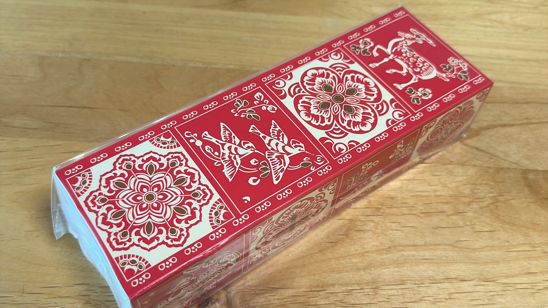 オリエンタルな雰囲気の菊乃寿の箱