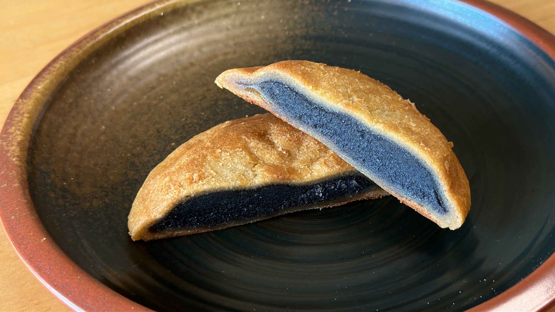 お取り寄せ可。ほのかな醤油風味の生地と黒胡麻あんが絶妙な香川のもっ