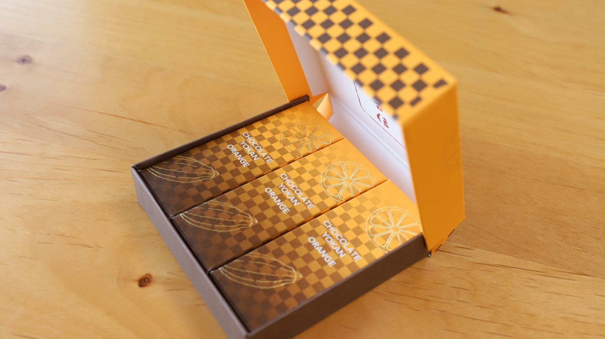 オレンジと茶色の市松模様のパッケージがお洒落な鶴屋吉信のチョコレート羊羹 オレンジ