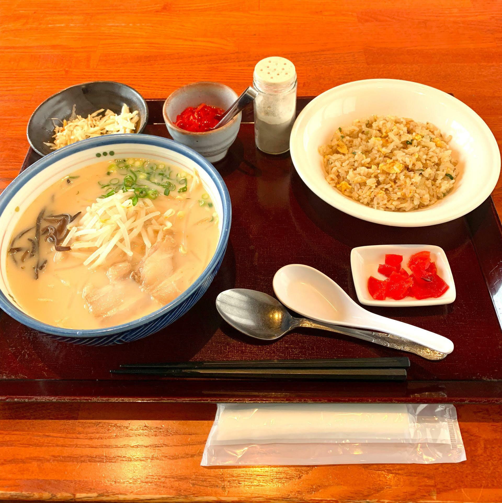 ぎやまん亭のランチセット(とんこつラーメンに半チャーハン)。