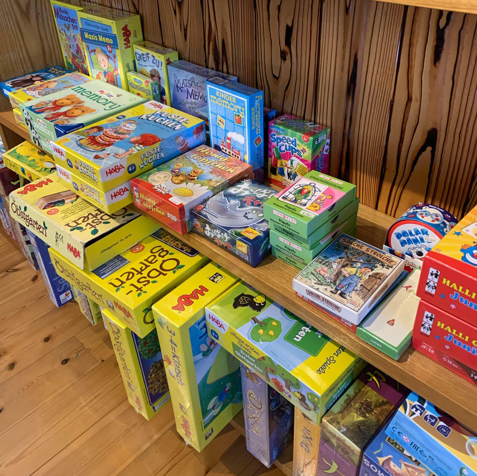店内に数多く並ぶ子ども用の知育のおもちゃ。