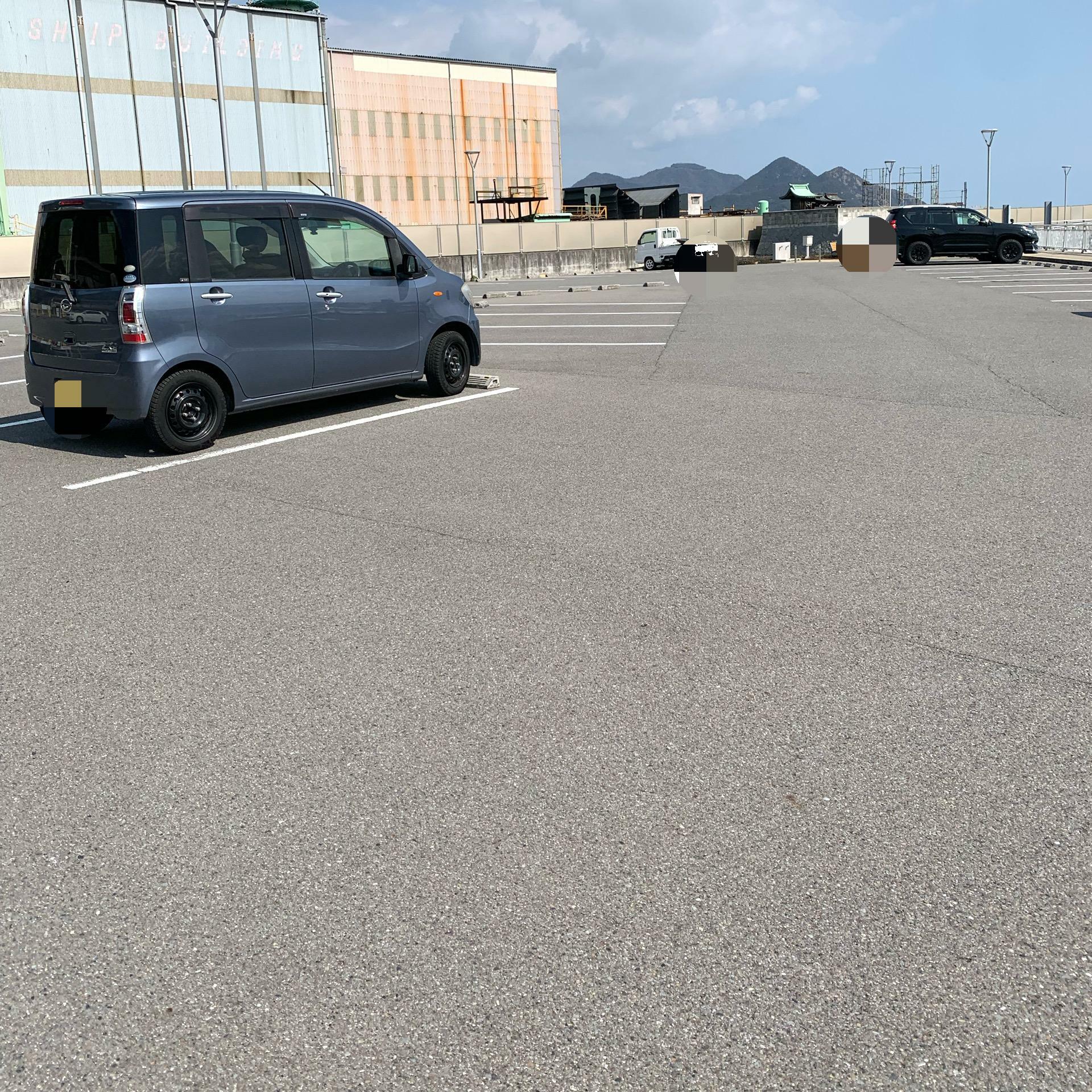 かなりの広さの駐車場。