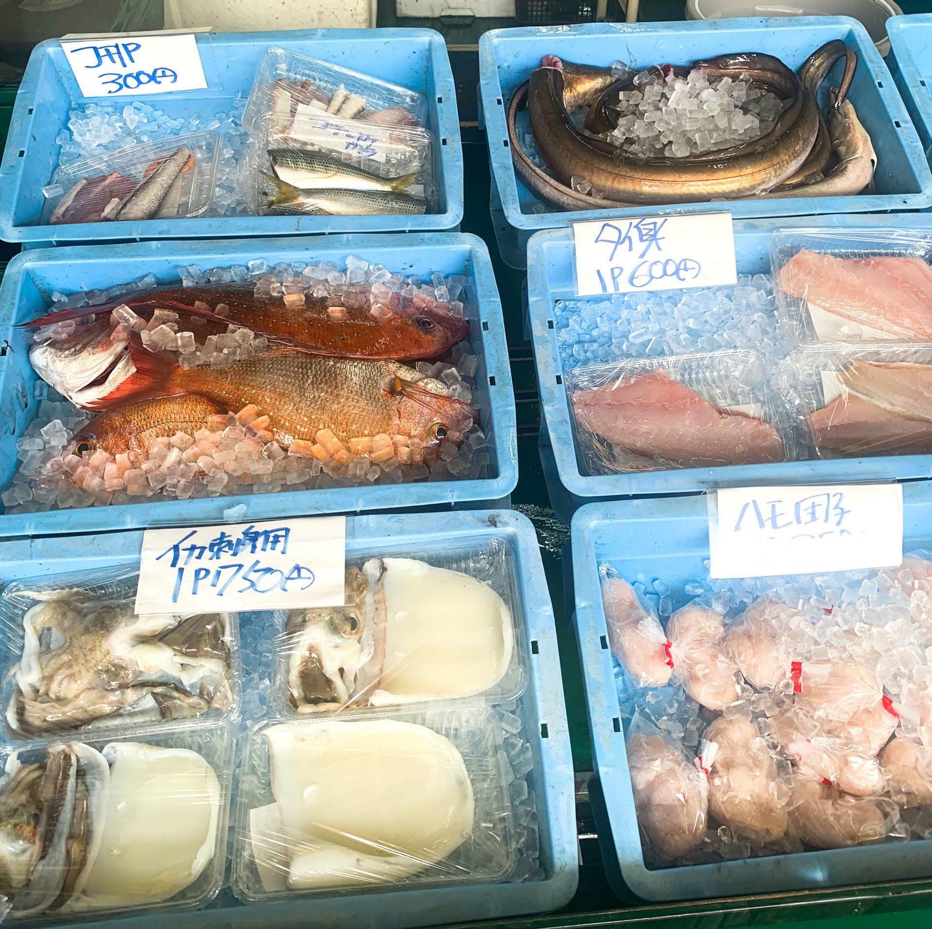 新鮮な魚以外にも鯛の切り身やハモ団子も販売されていました。