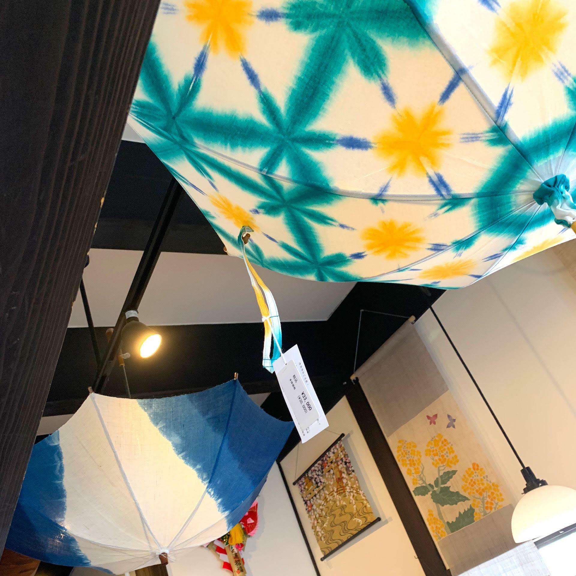 天井に飾られた美しい日傘たち。