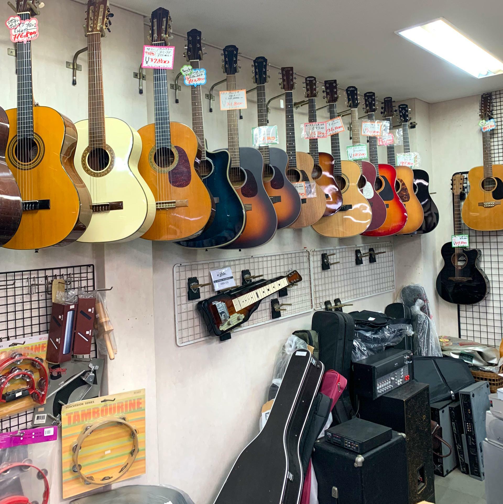 パッと見ただけでも10種類は超えるギターが壁に掛けられ販売されています。