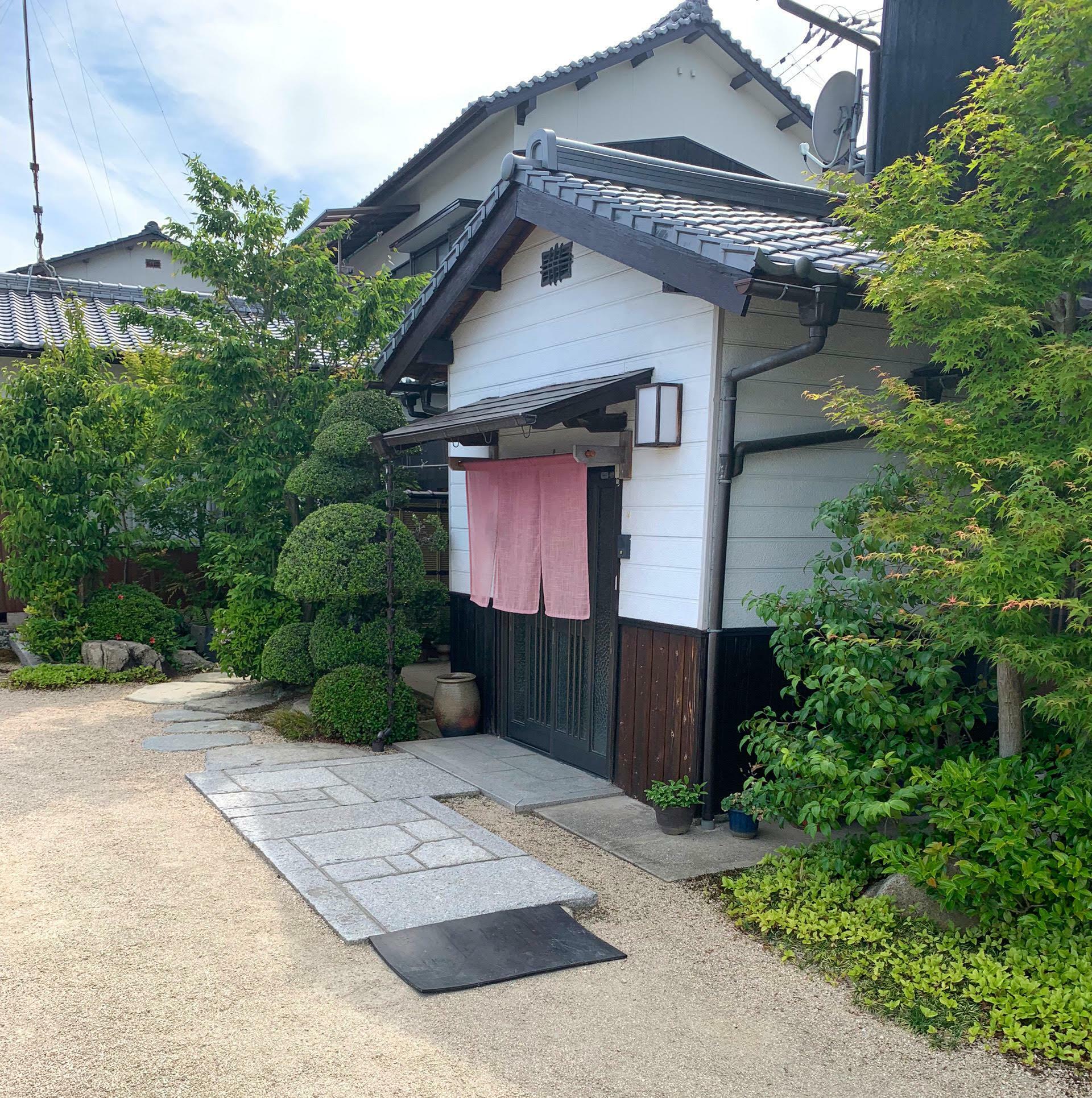 元が住宅だったこともあって出入り口にのれんが無ければ、一般住宅と間違えてしまいそうです。