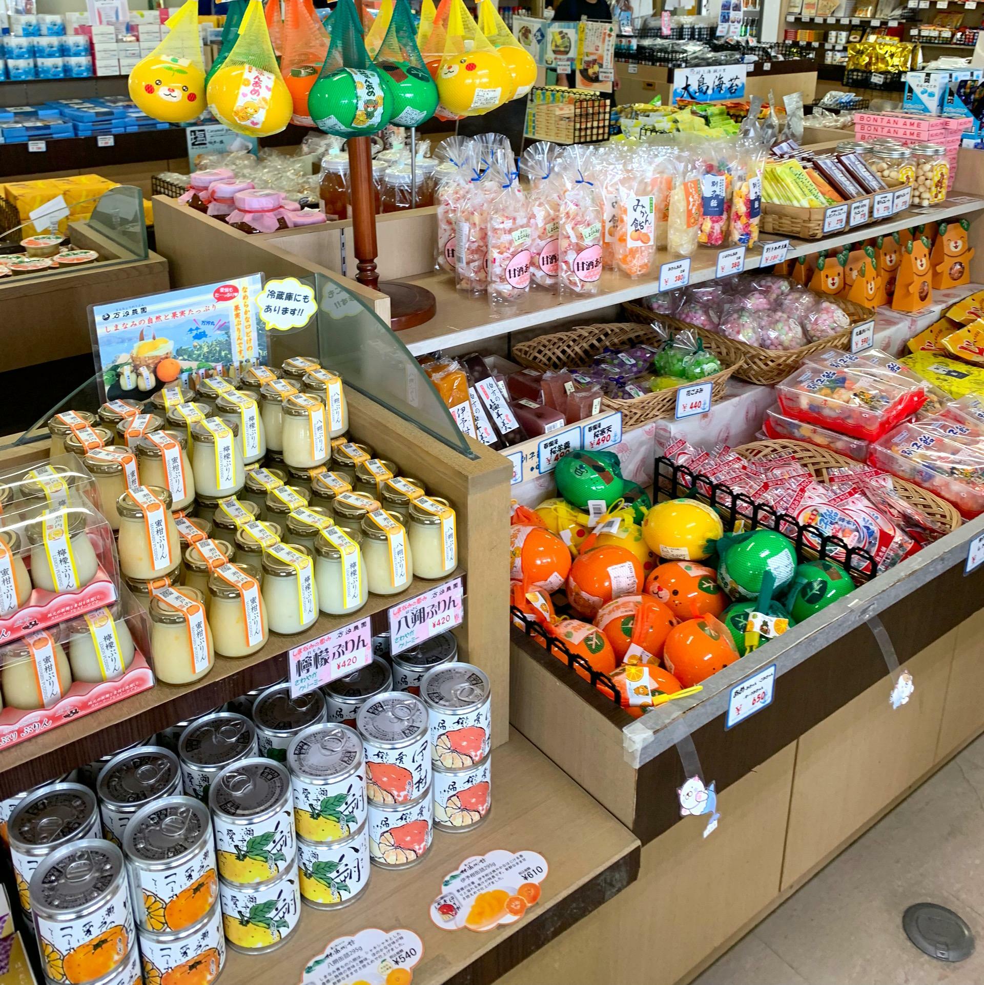 店内にはみかん風味の「蜜柑ぷりん」など今治特有の個性豊かな商品が多く並んでいました。