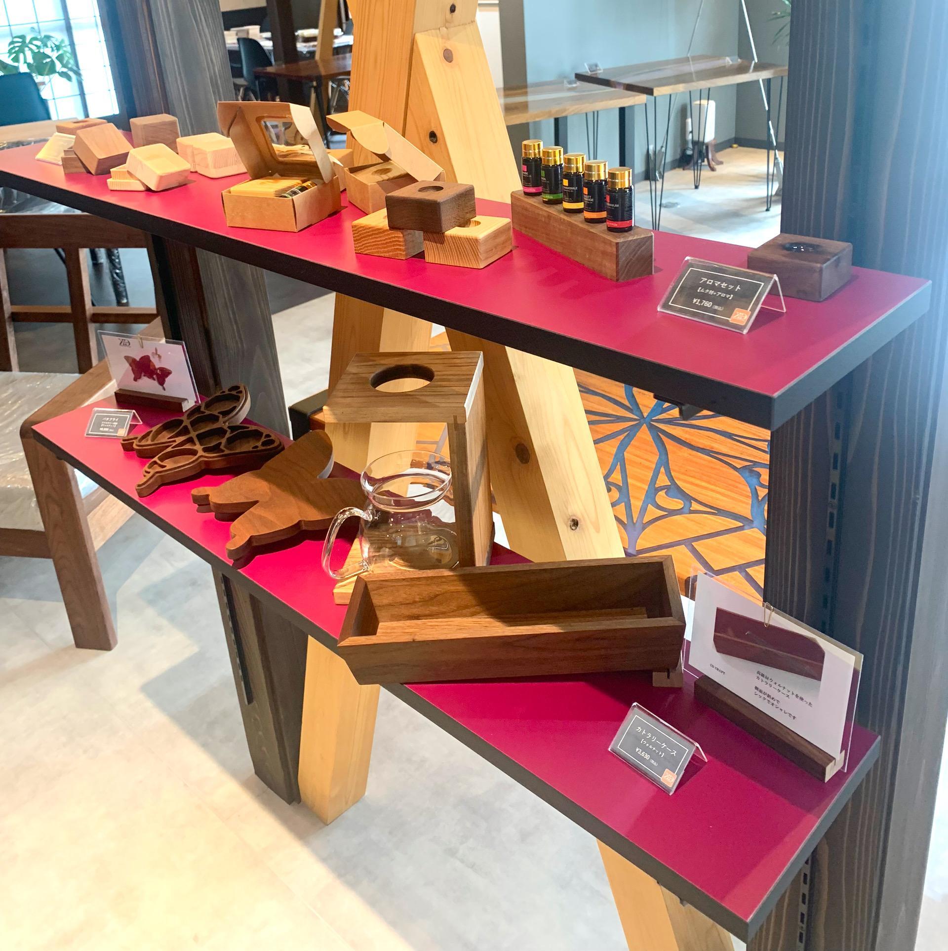 今治市】「KD CRAFT」では木材にレジンを使用したオリジナルの 今治市】「KD CRAFT」では木材にレジンを使用したオリジナルの