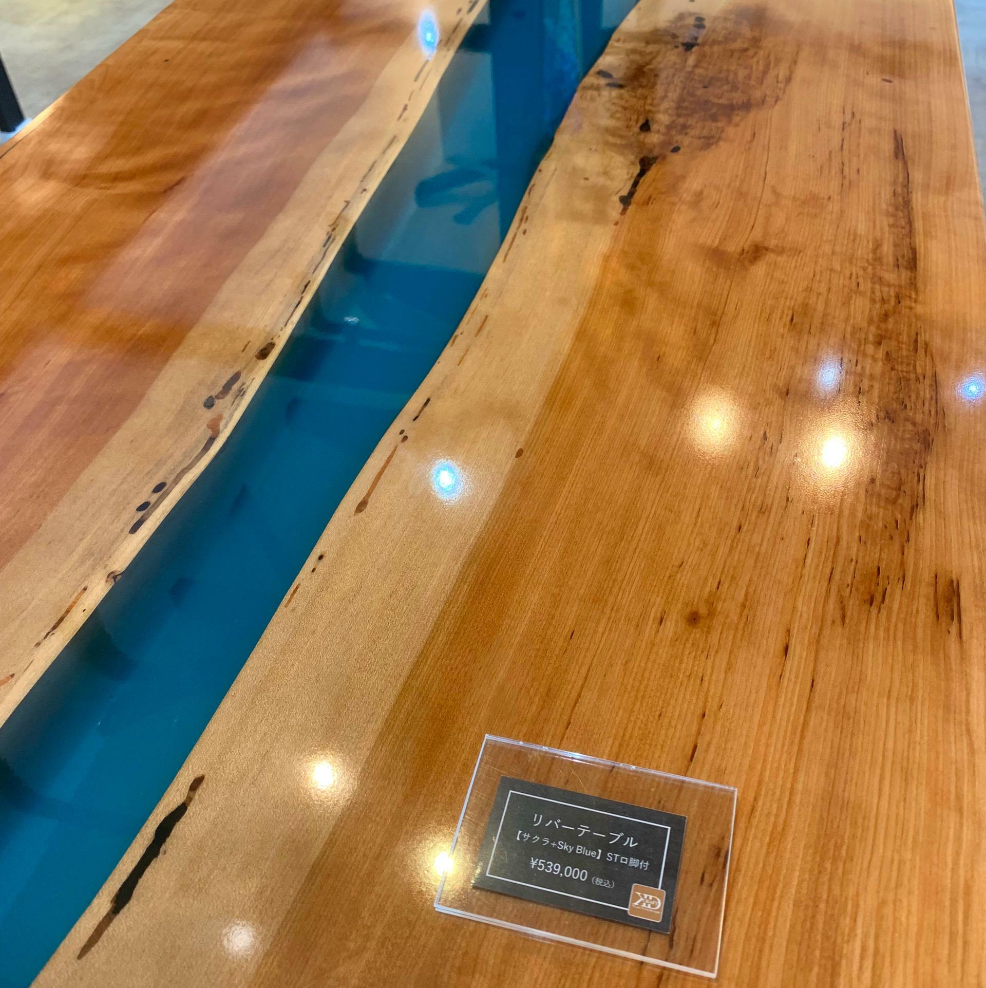 木材の真ん中に青色のレジンを使用したリバーテーブルは幻想的な美しさです。