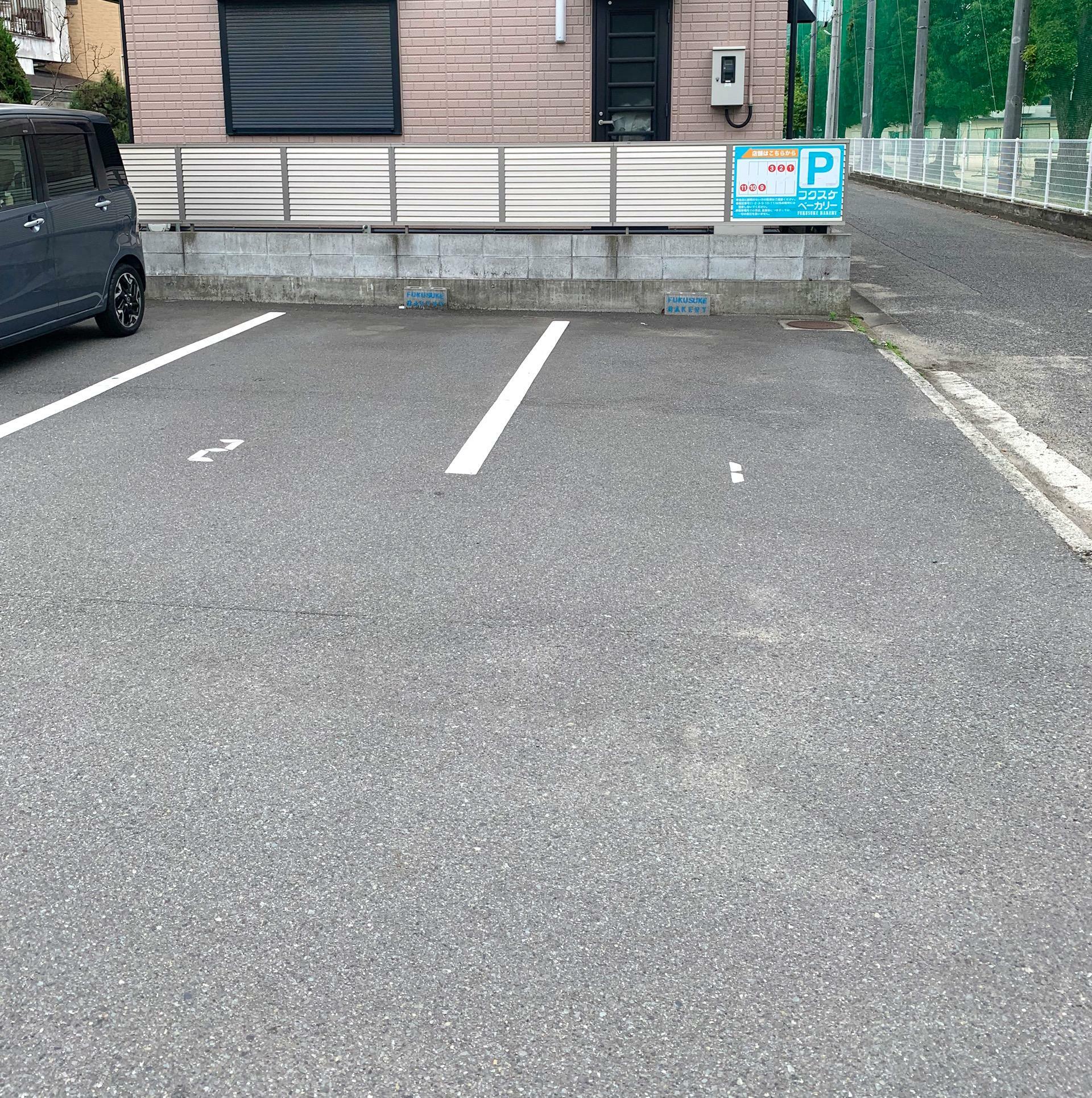 駐車場は8台分のスペースが確保されていました。