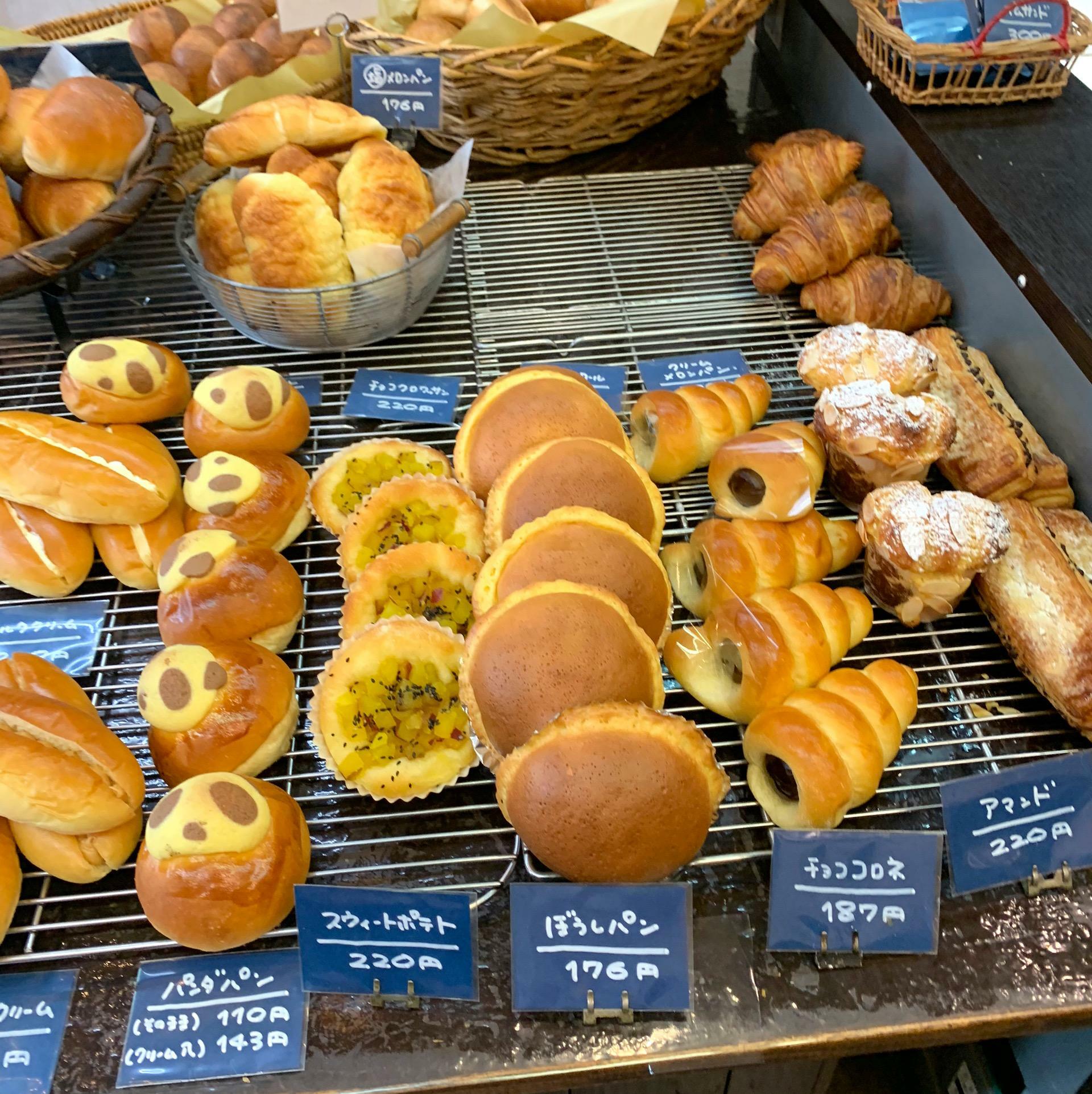 フクスケベーカリーで販売されているパンは個性豊かでリーズナブルさが印象的でした。