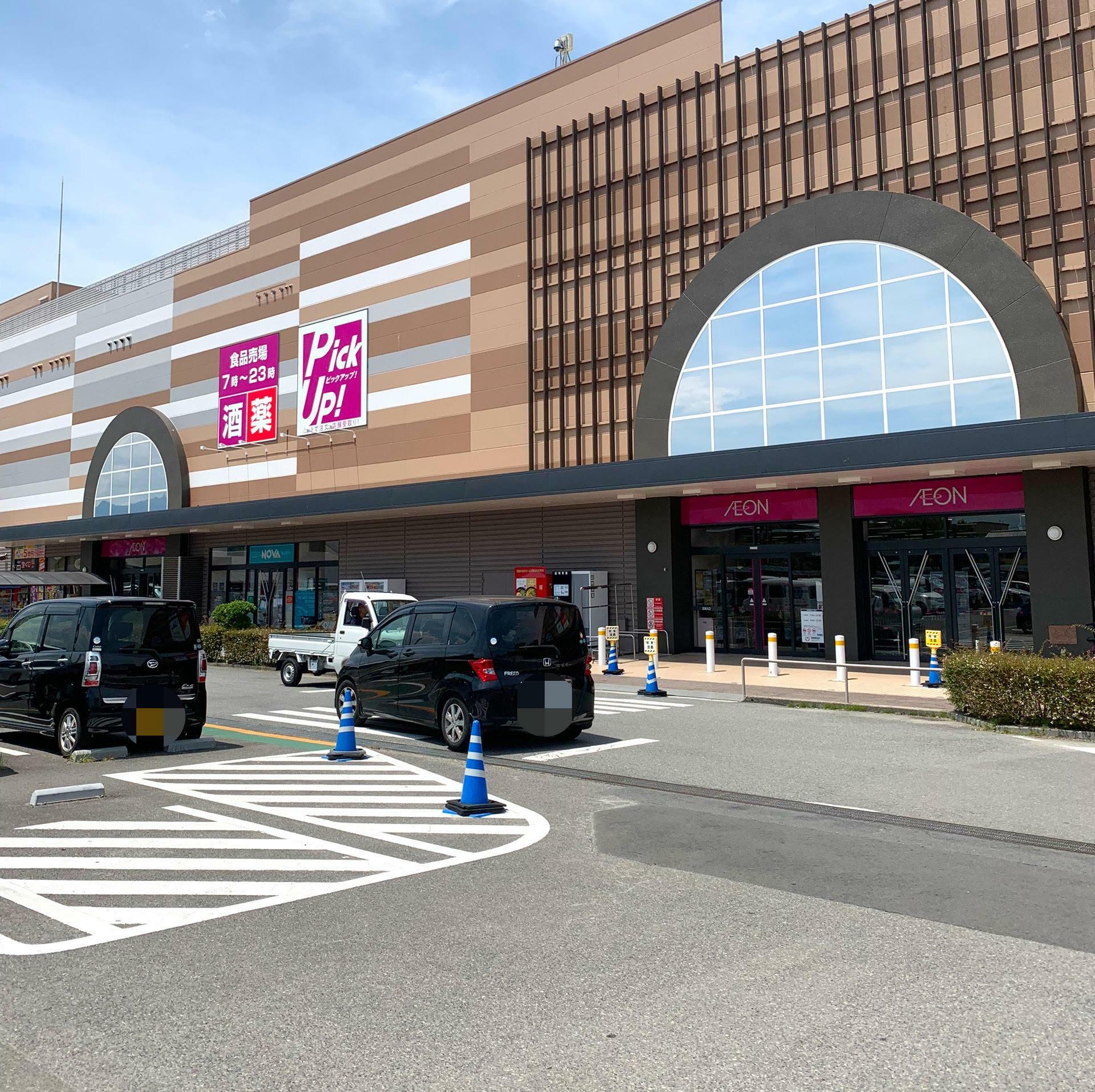 多くの人が買い物や食事に訪れるイオン今治店。取材時も駐車場には多くの車が停まっていました。