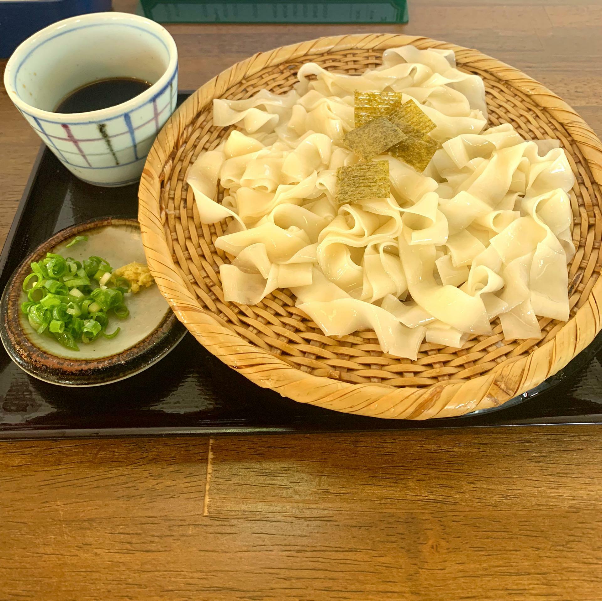 美味しいのはもちろん、麺の幅広さからか満足感も十分です。