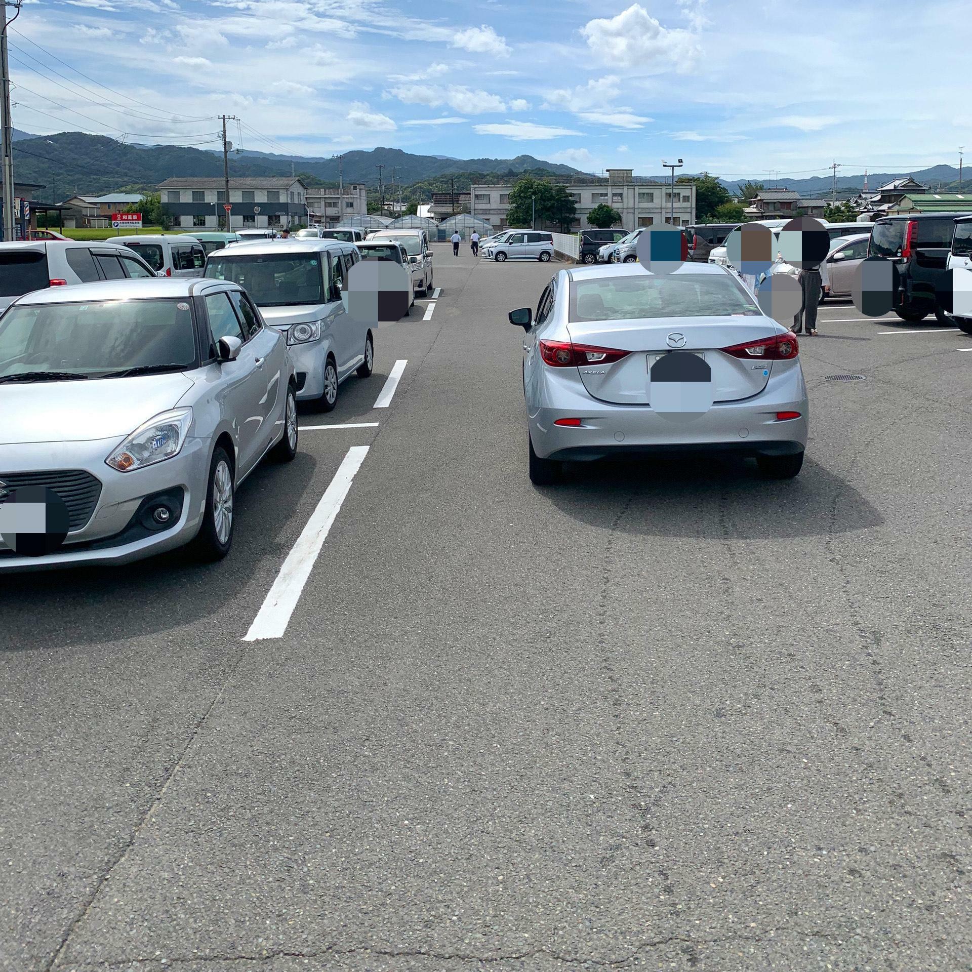 今治でこれだけの規模の駐車場が一杯になる場所は限られます。「スシロー今治中寺店」が多くの人に愛されていることが伝わりますね。