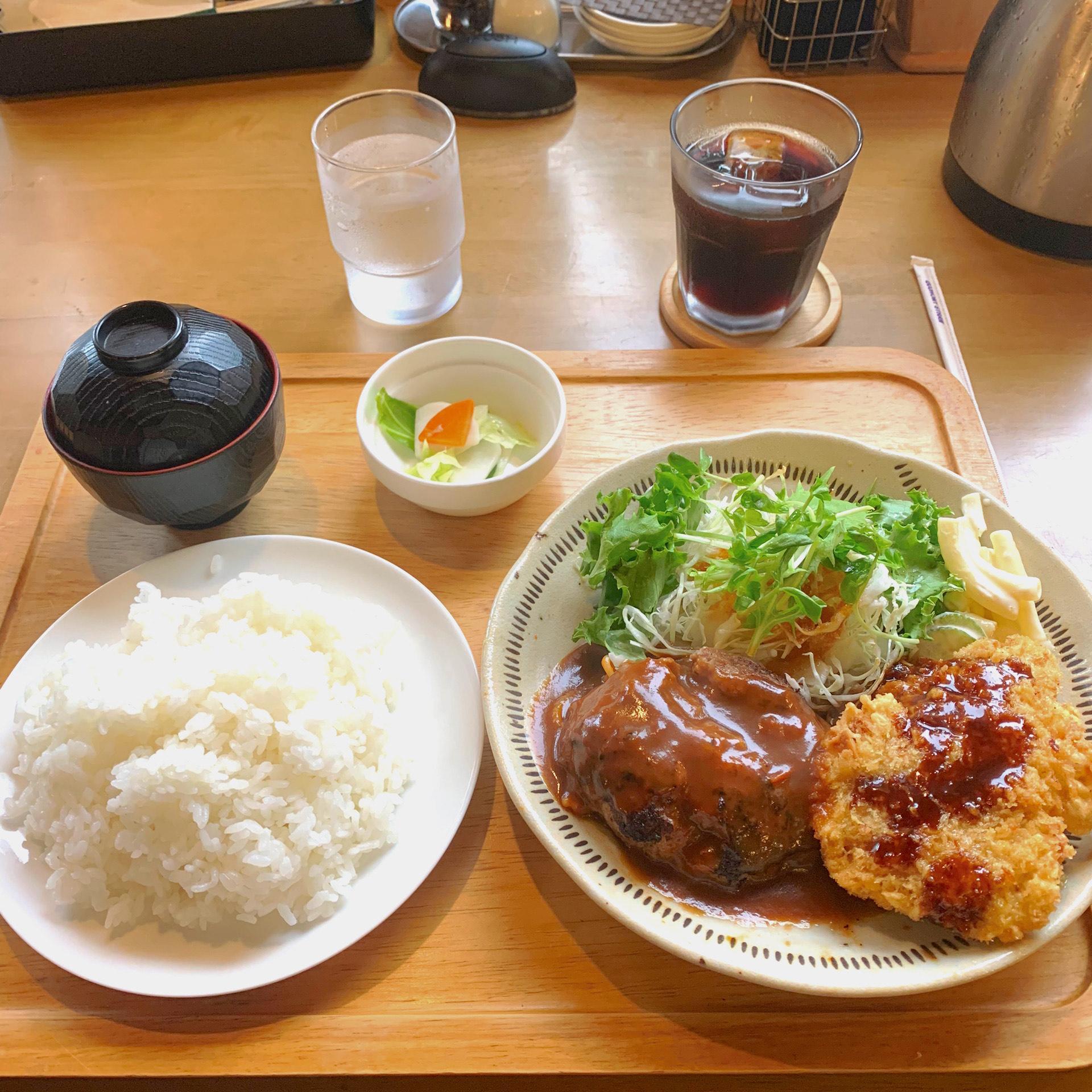 取材時の日替わりランチはカナディアンの看板メニューのハンバーグとチキンカツでした。ジューシーなハンバーグとサクサクのチキンカツはご飯泥棒ですね。ご馳走様でした。