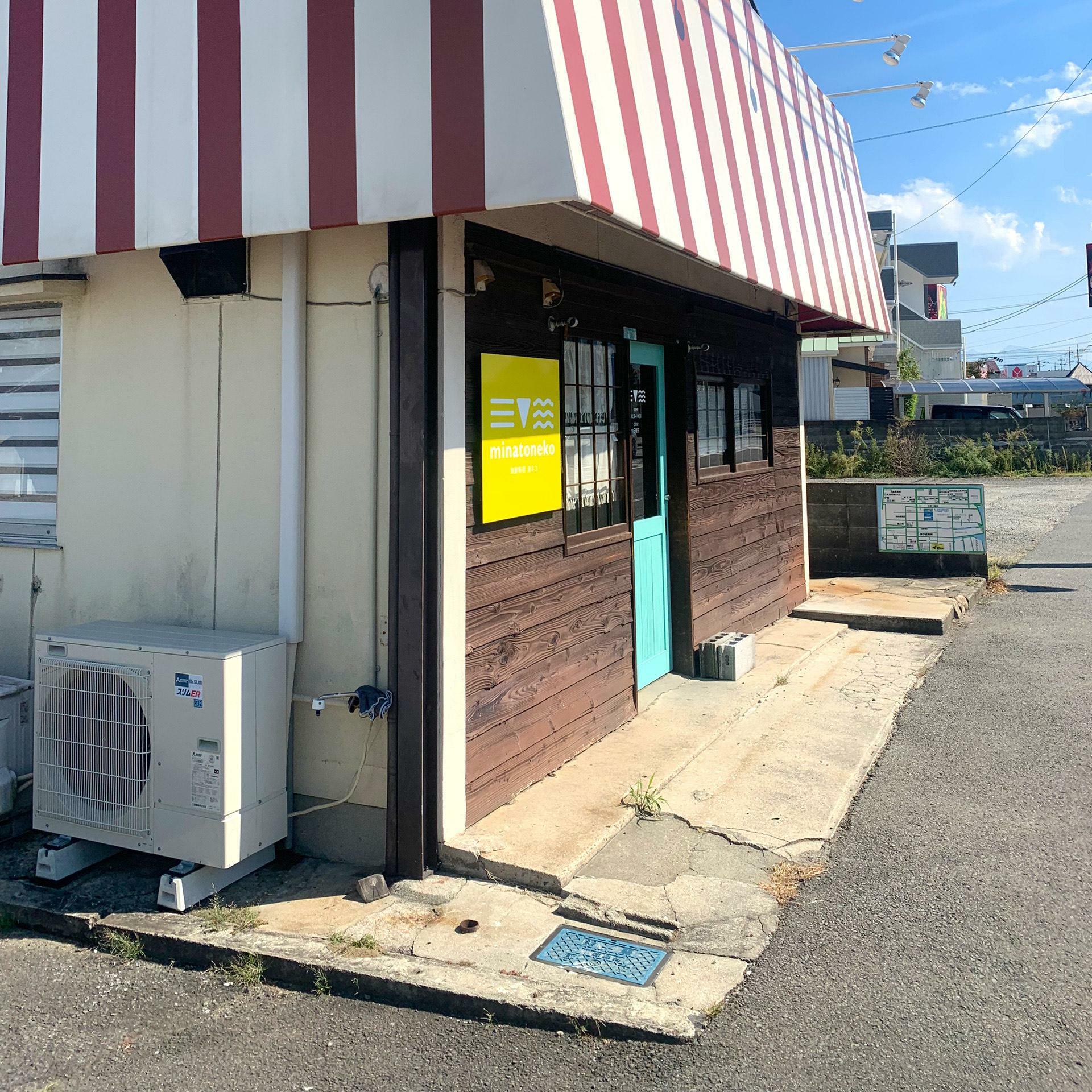 パステルカラーの扉と黄色い看板が目印のこちらのお店。